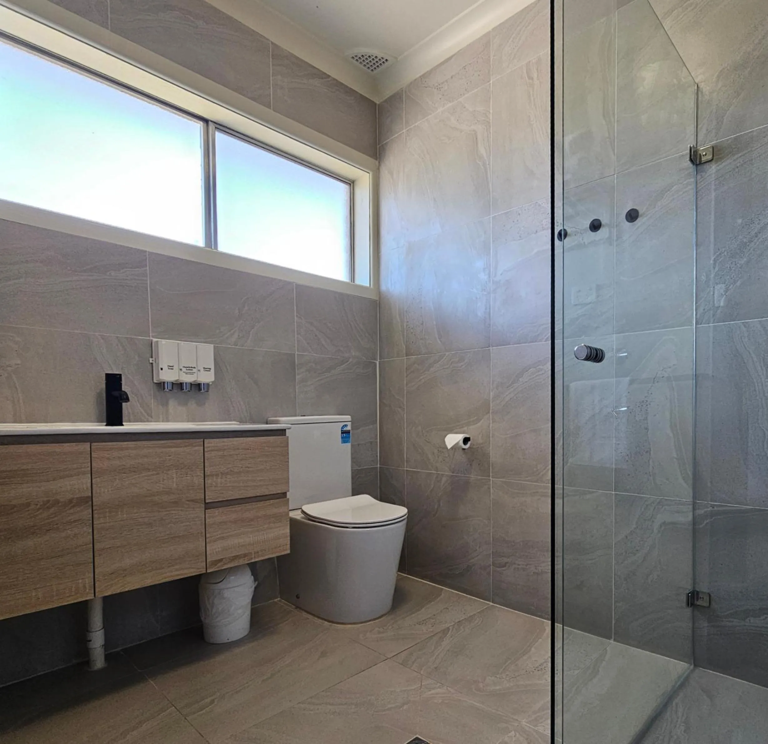 Shower in Country Lodge Motor Inn