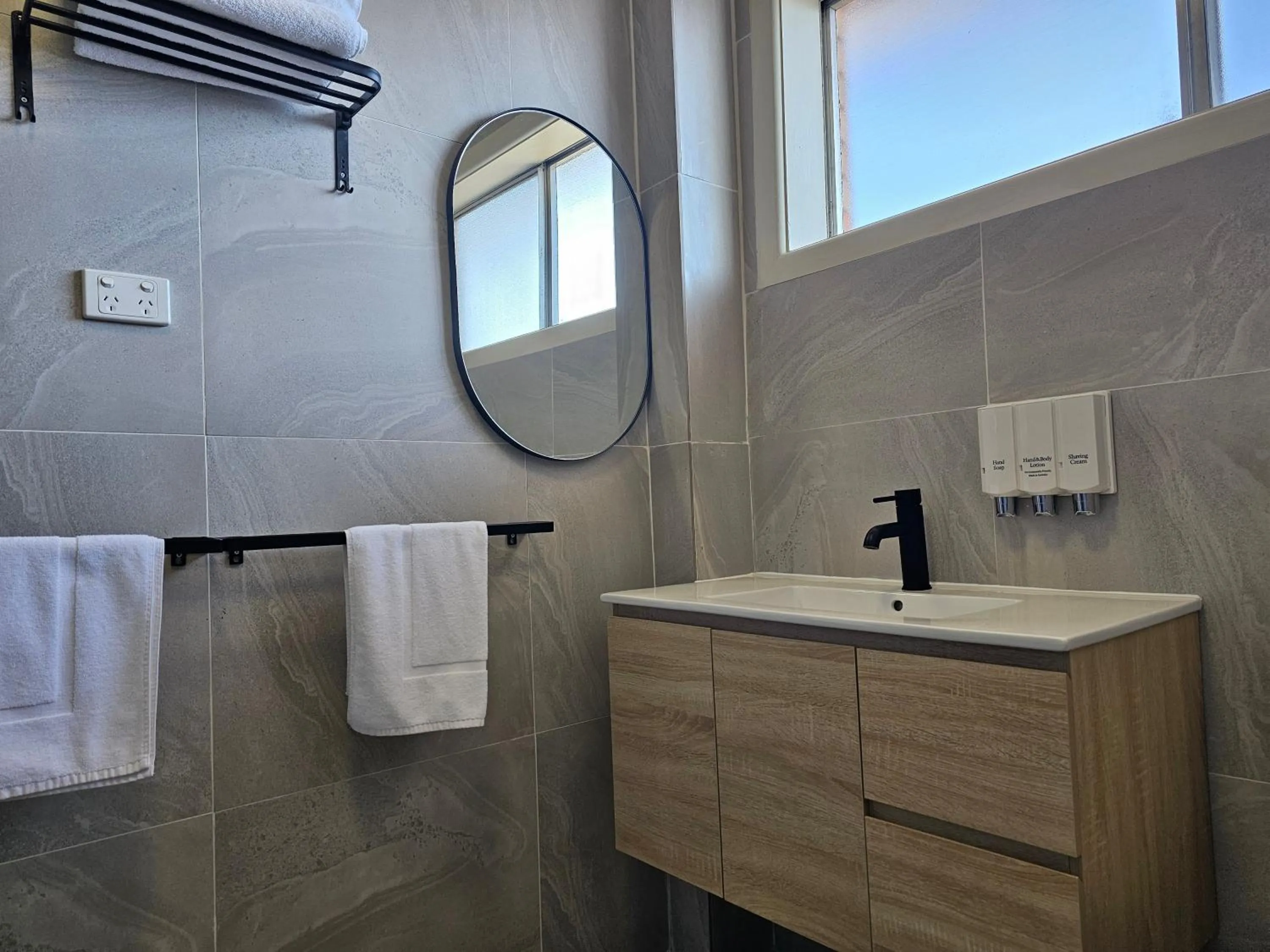 Bathroom in Country Lodge Motor Inn