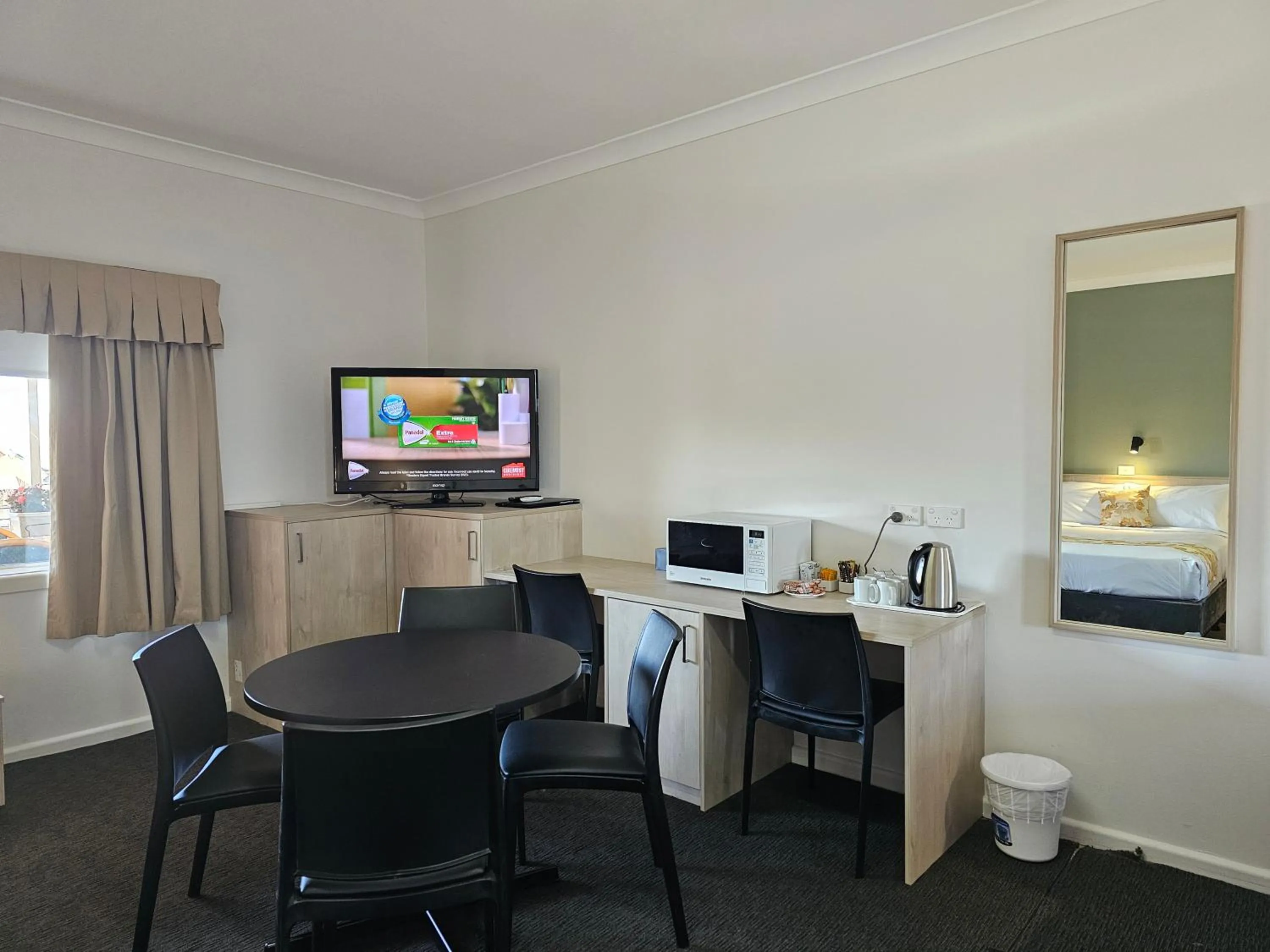 Seating area, Bed in Country Lodge Motor Inn