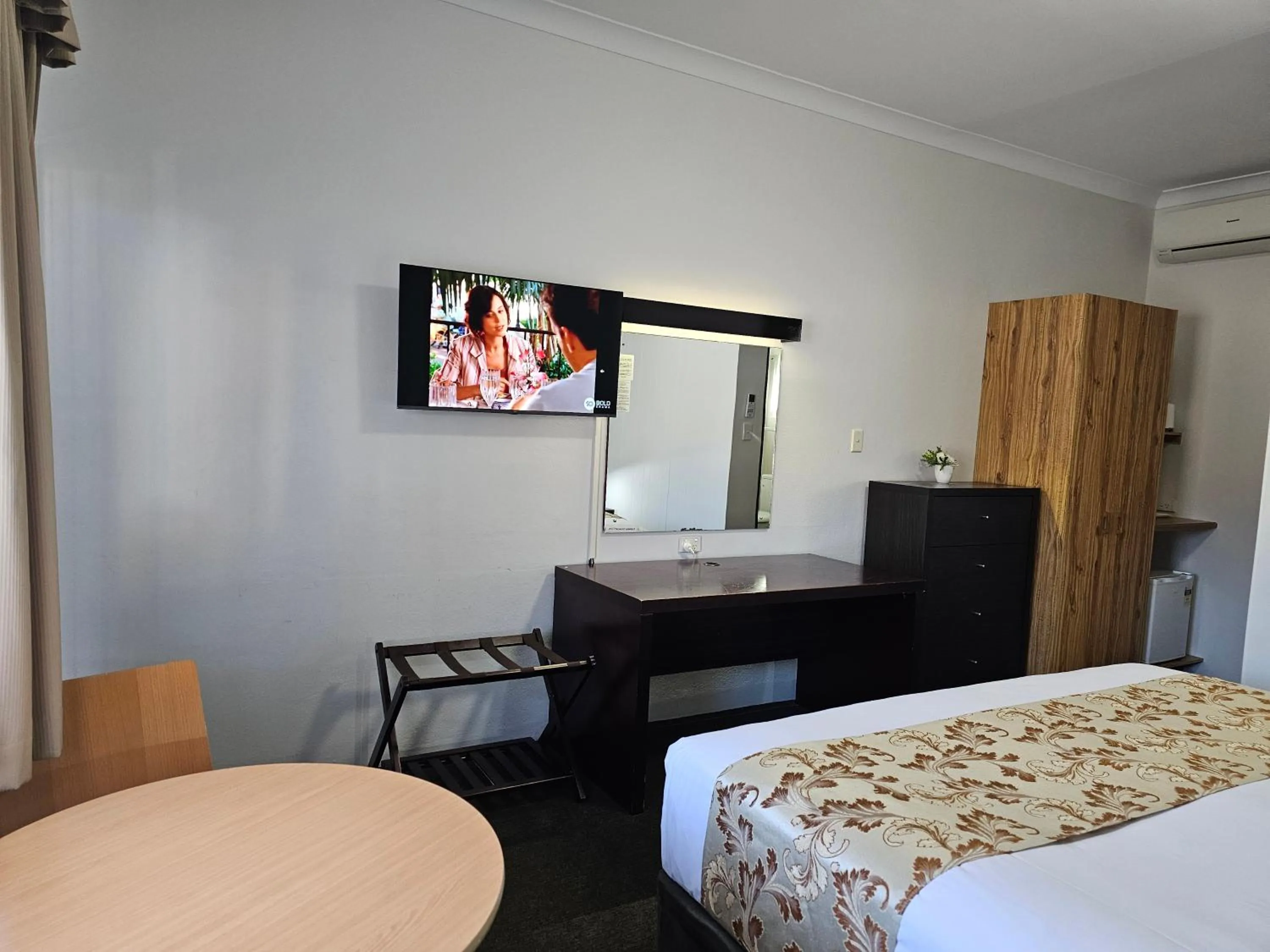 Photo of the whole room, Bed in Country Lodge Motor Inn