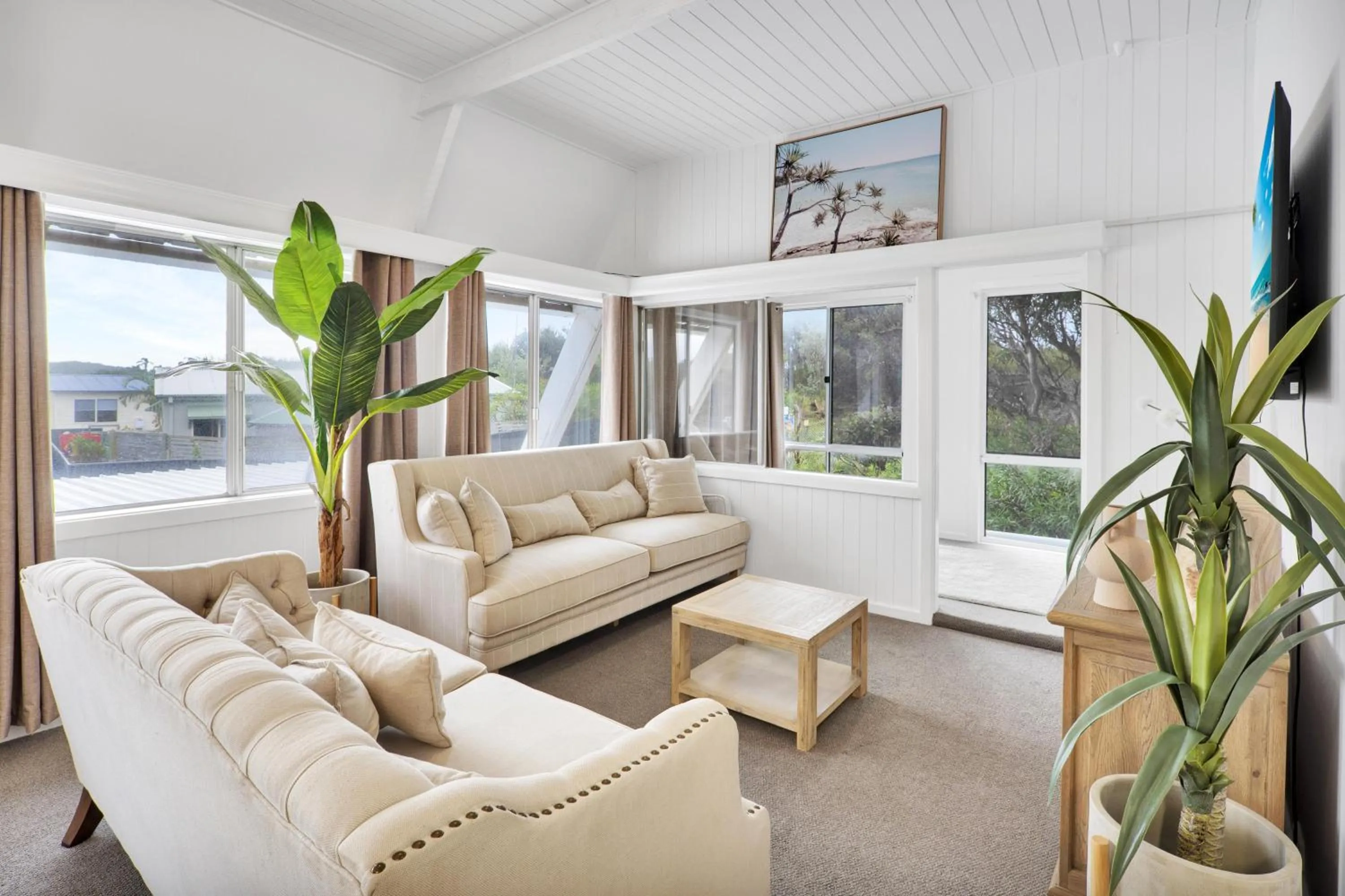 TV and multimedia in Ingenia Holidays One Mile Beach