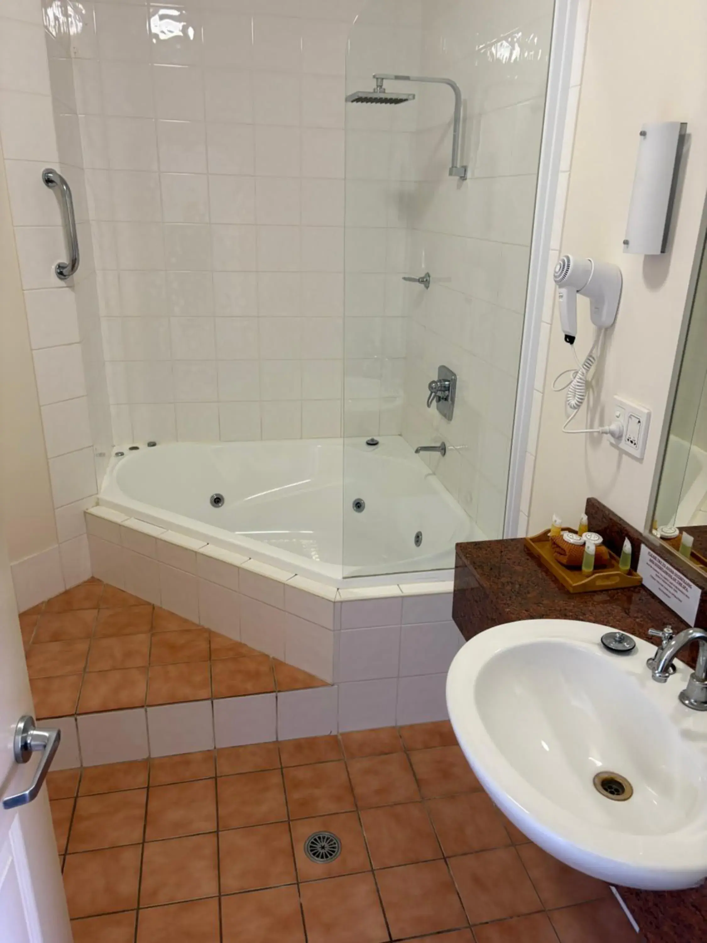 King Room with Spa Bath in Golden Guitar Motor Inn King Room with Spa Bath in Golden Guitar Motor Inn