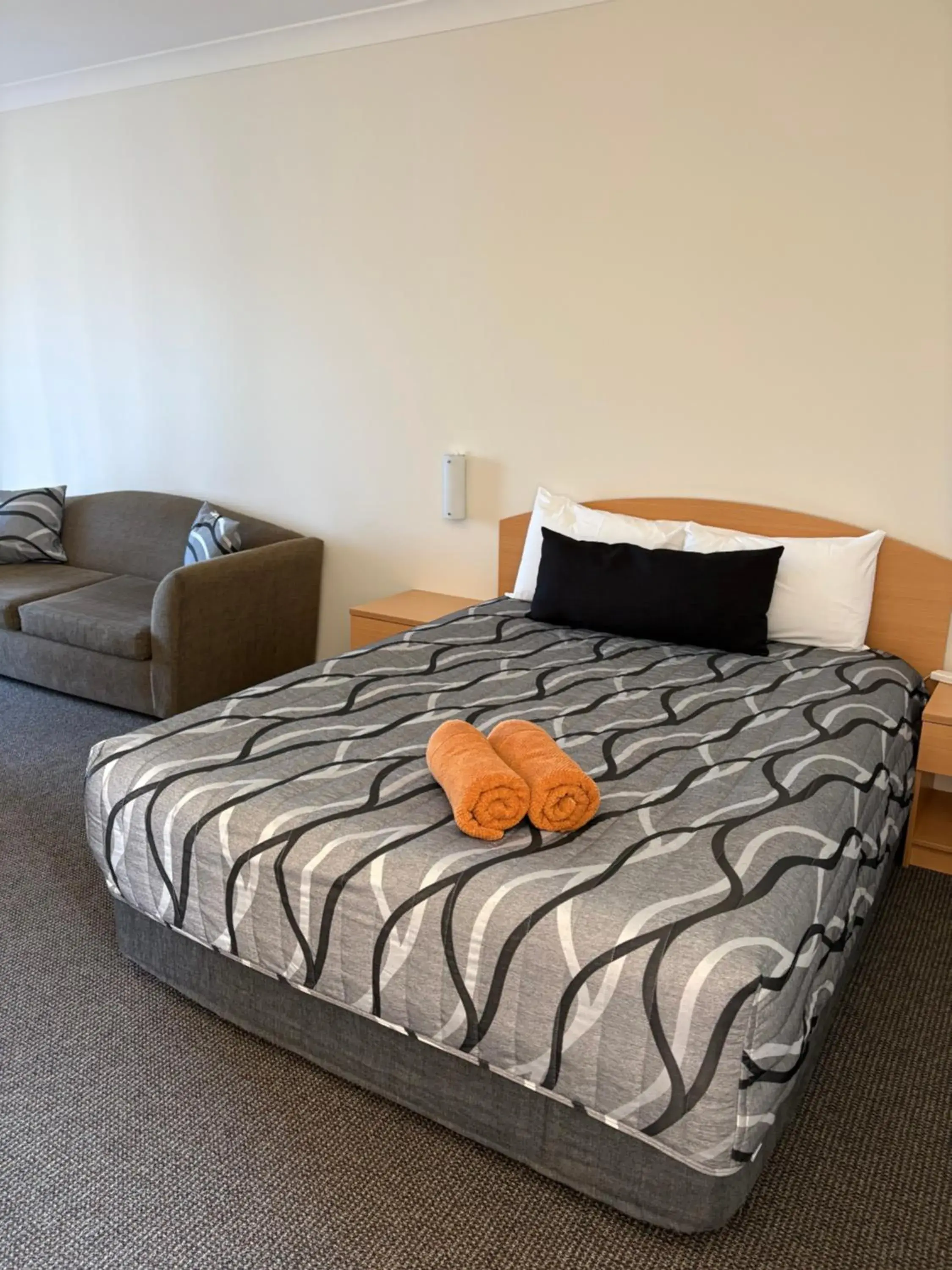 Queen Room with Bath in Golden Guitar Motor Inn Queen Room with Bath in Golden Guitar Motor Inn