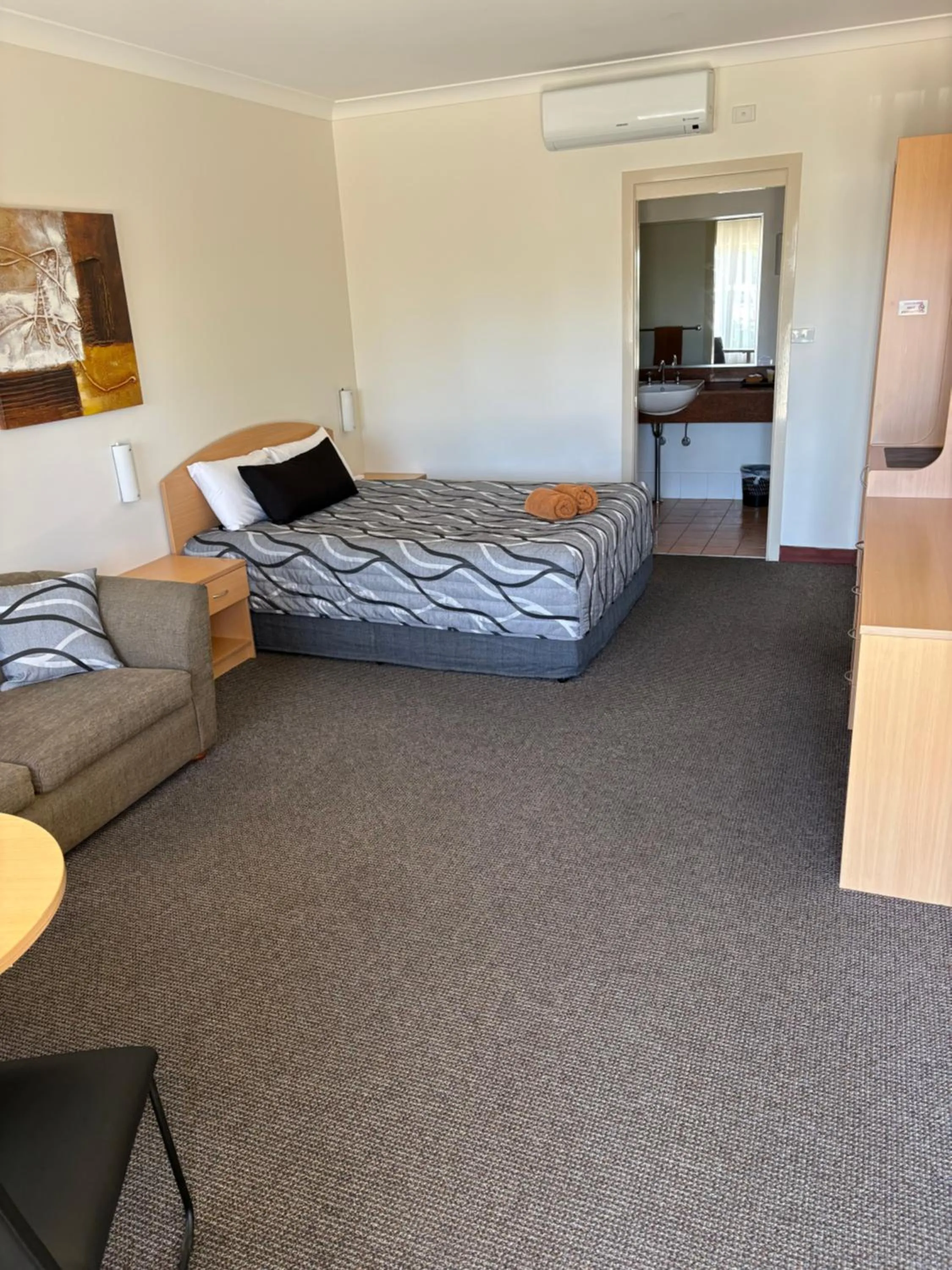 Bed in Golden Guitar Motor Inn