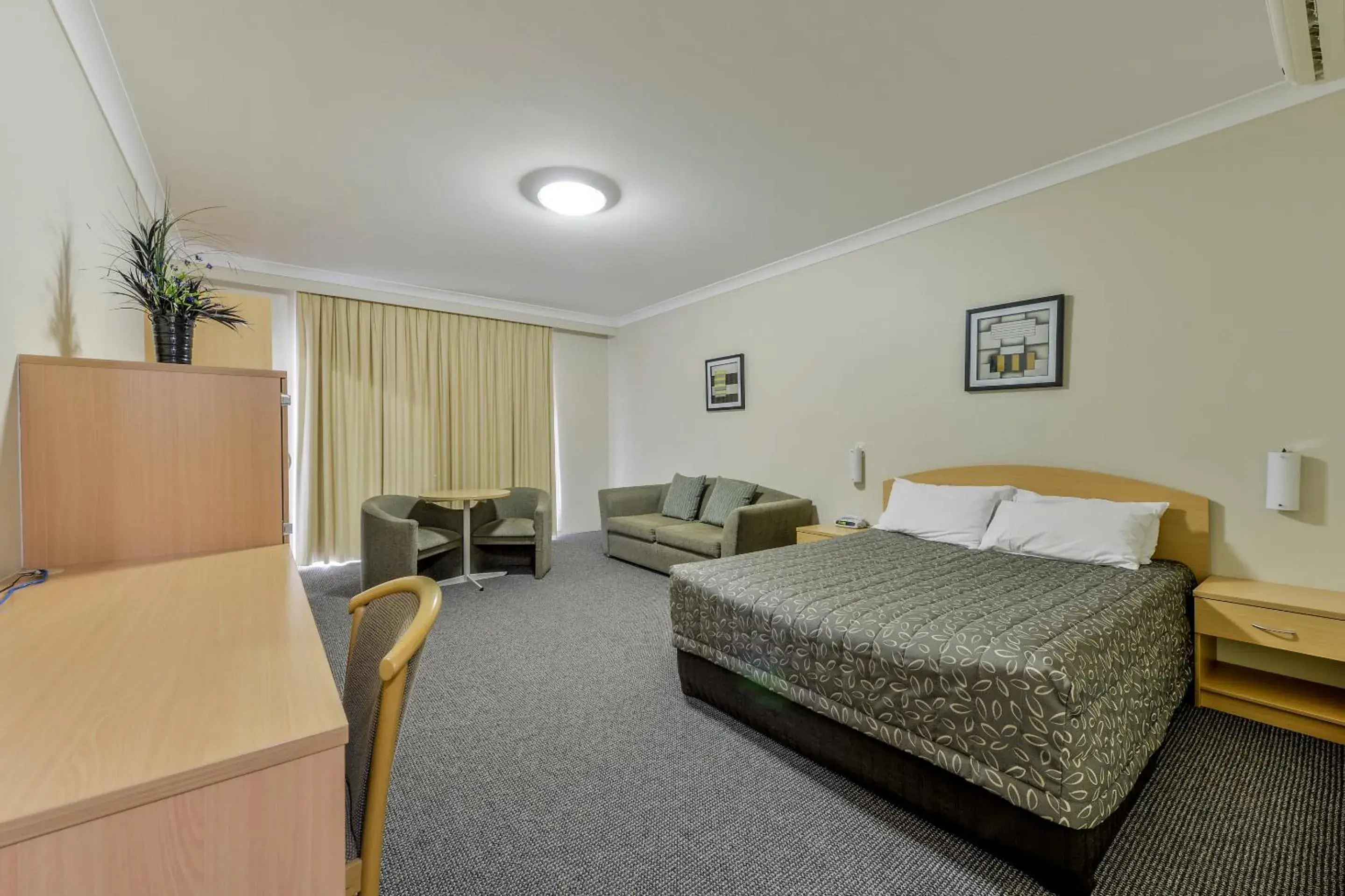 King Room with Spa Bath in Golden Guitar Motor Inn King Room with Spa Bath in Golden Guitar Motor Inn