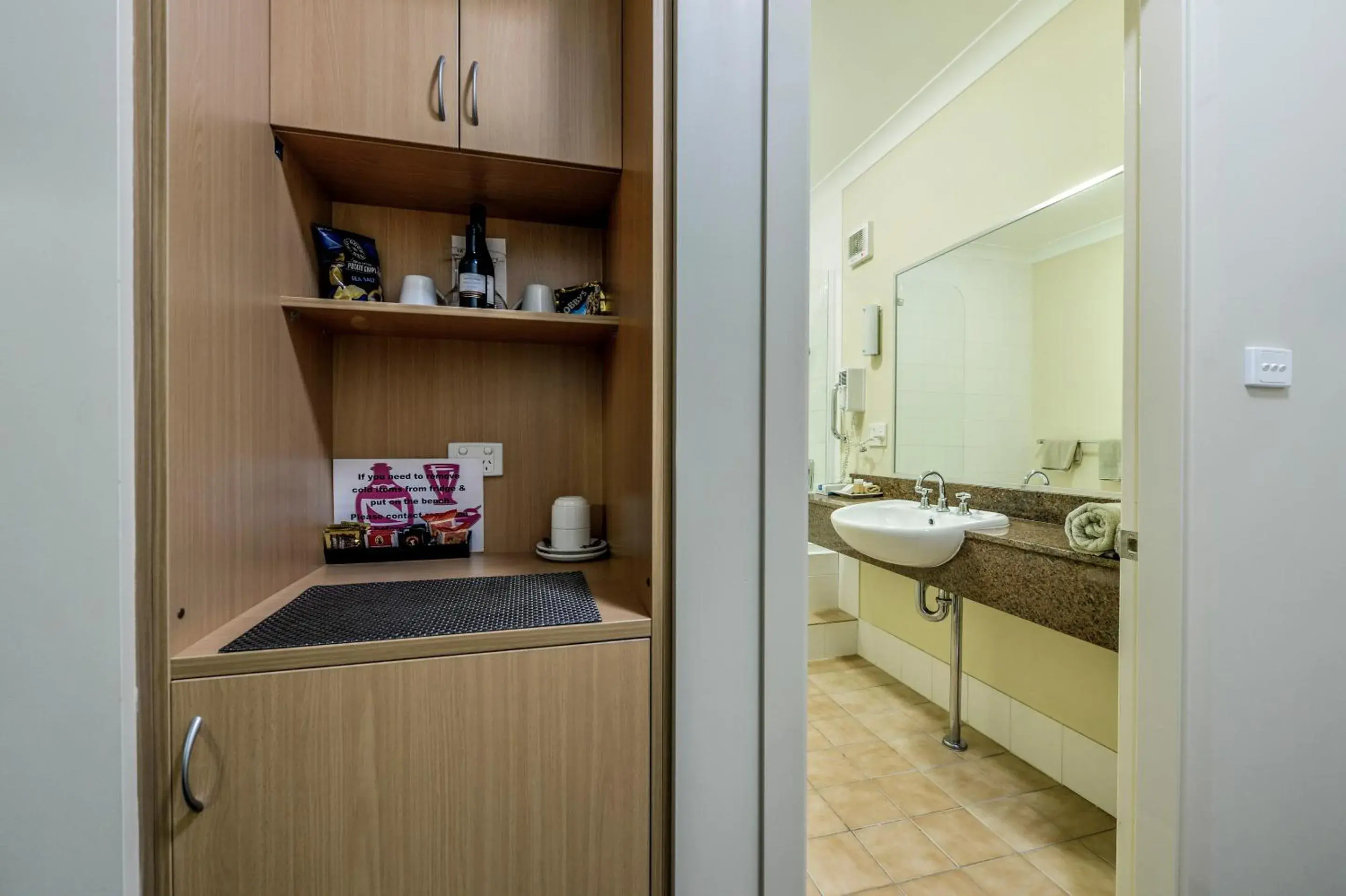 Queen Room with Bath in Golden Guitar Motor Inn Queen Room with Bath in Golden Guitar Motor Inn