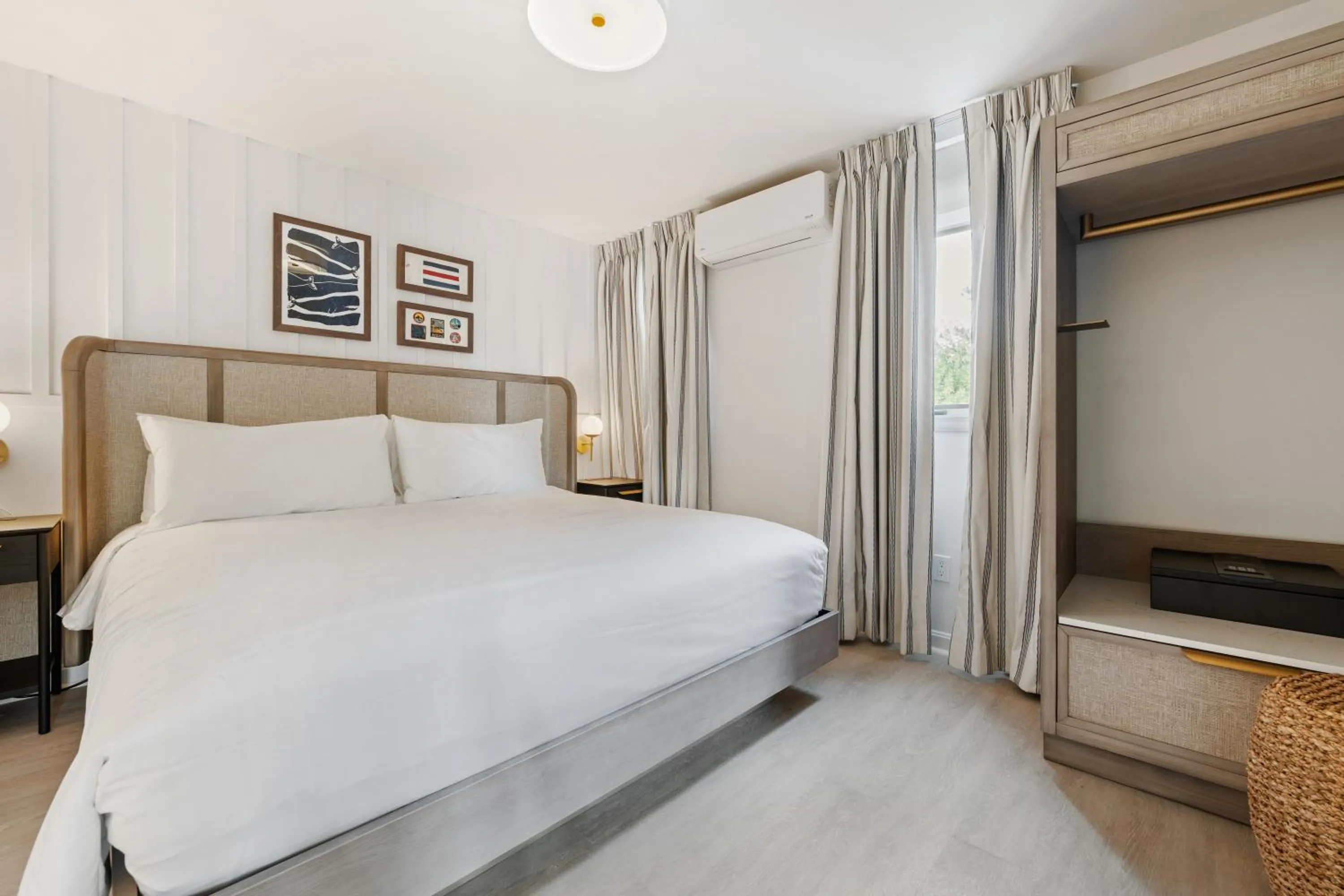 Bed in Greyfinch Chatham Inn