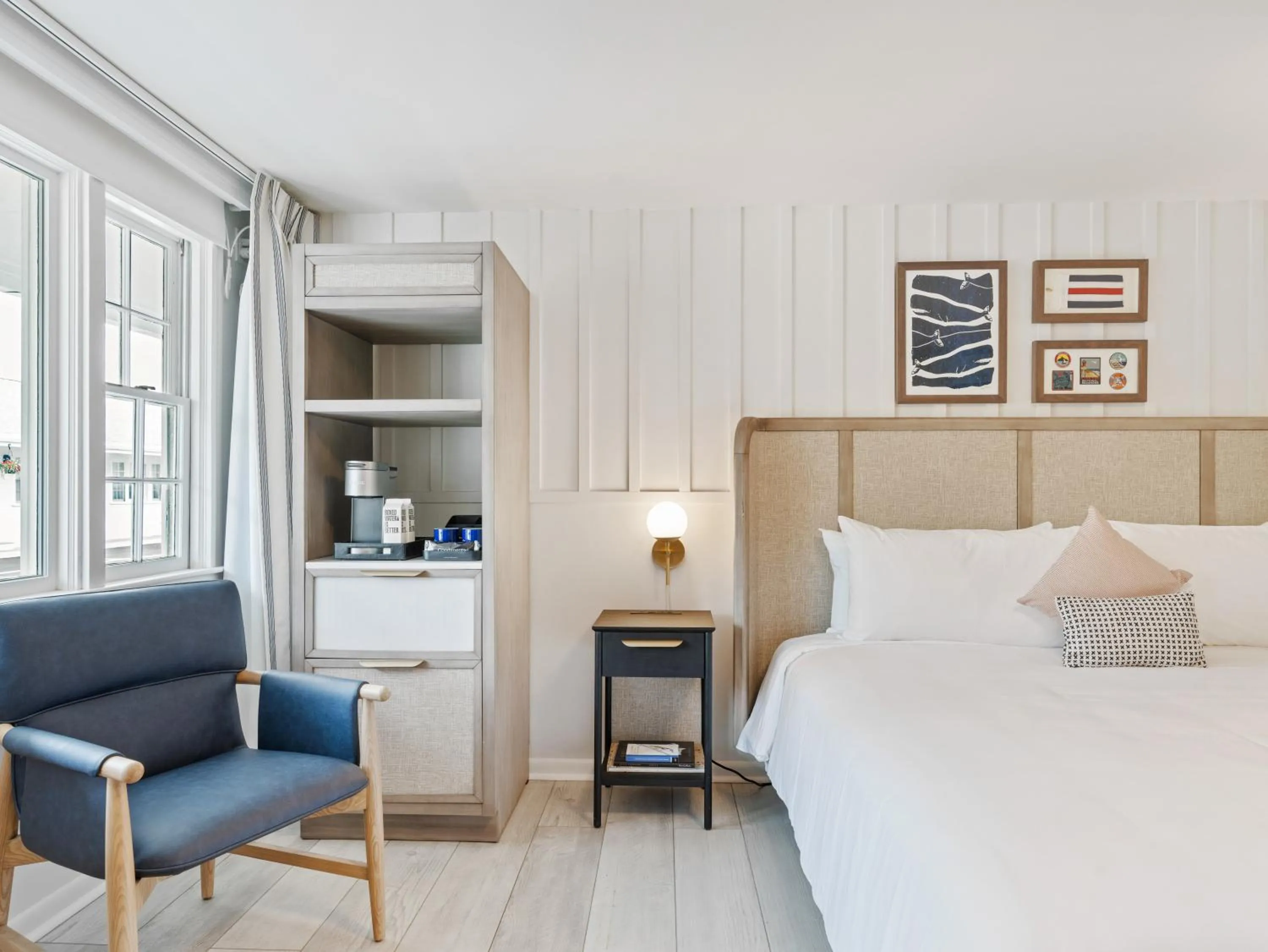 Seating area, Bed in Greyfinch Chatham Inn