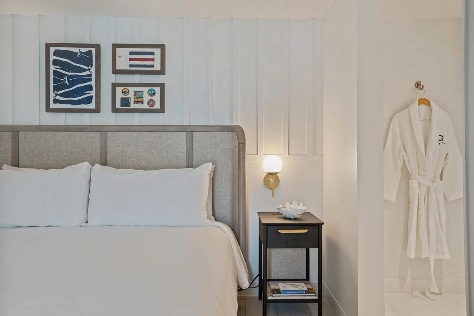 Bed in Greyfinch Chatham Inn