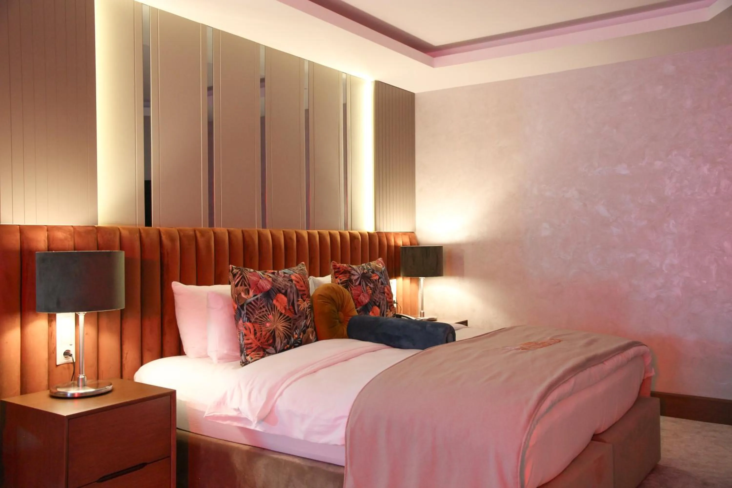 Bed in Motel Heksapolis