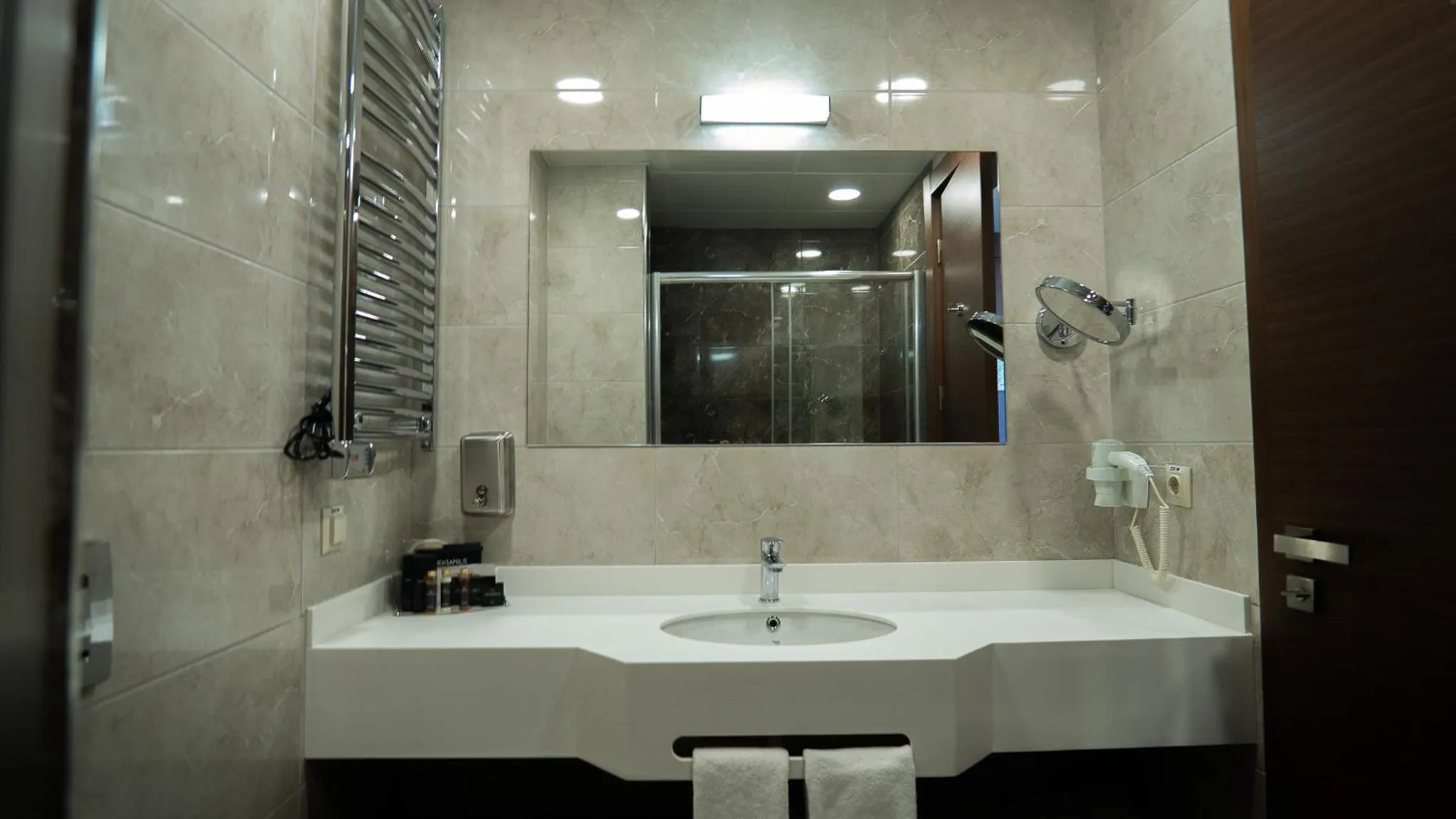 Shower in Motel Heksapolis