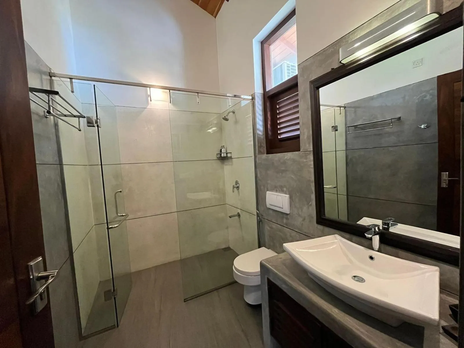 Public Bath in Tartaruga Beach Unawatuna