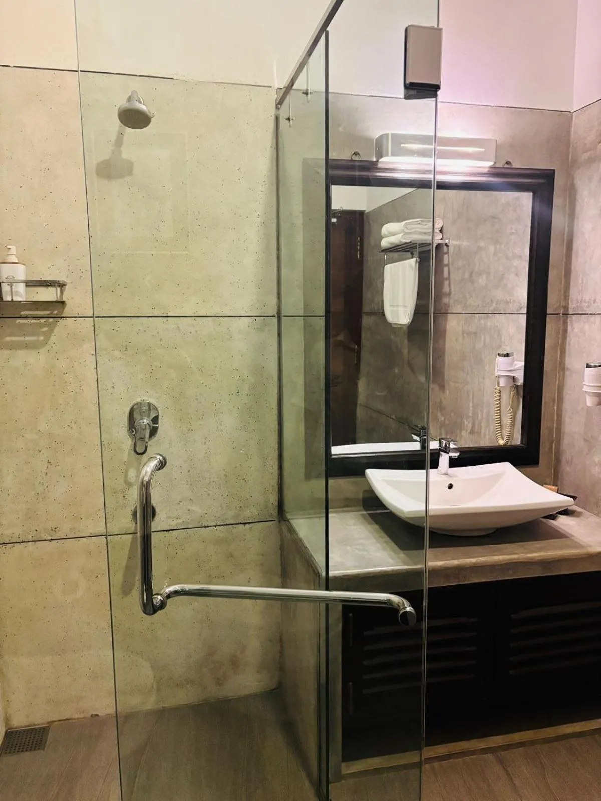 Public Bath in Tartaruga Beach Unawatuna