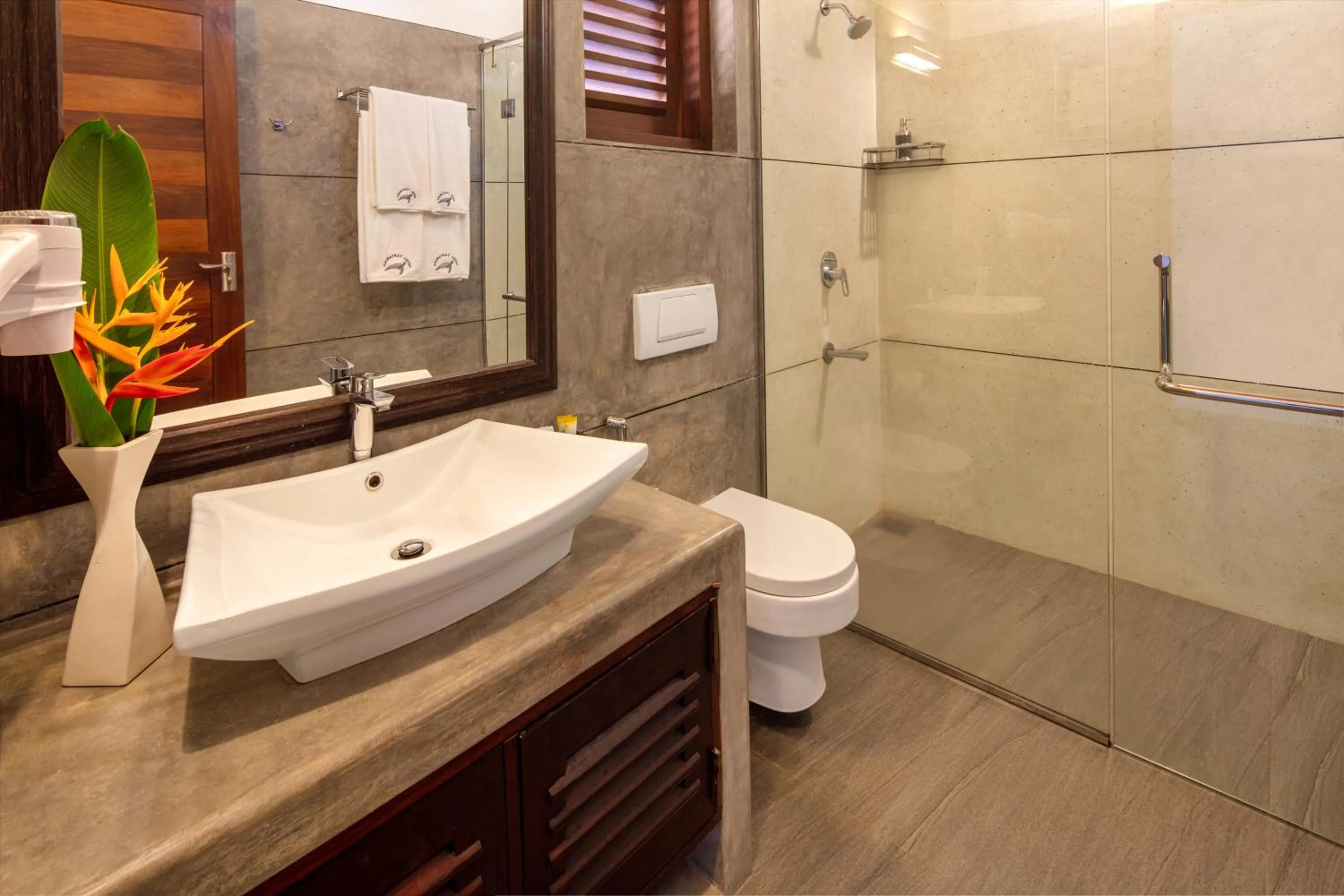 Shower in Tartaruga Beach Unawatuna