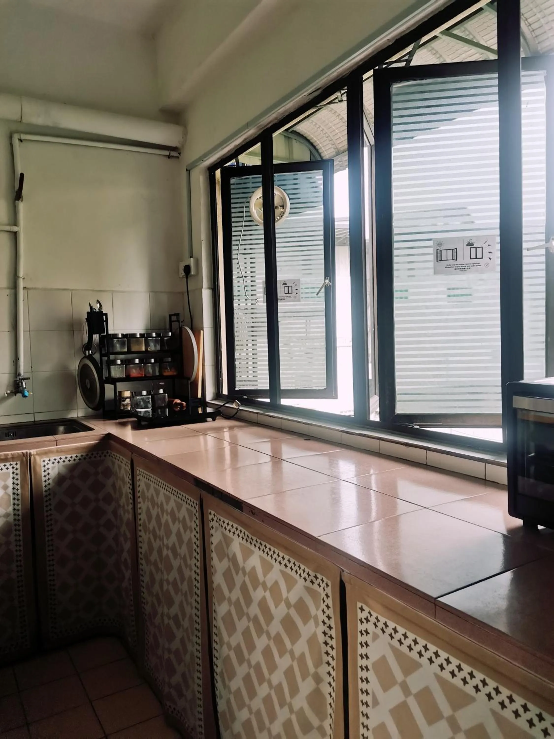 Kitchen or kitchenette in Sabai Sabai Guesthouse in Bayan Lepas