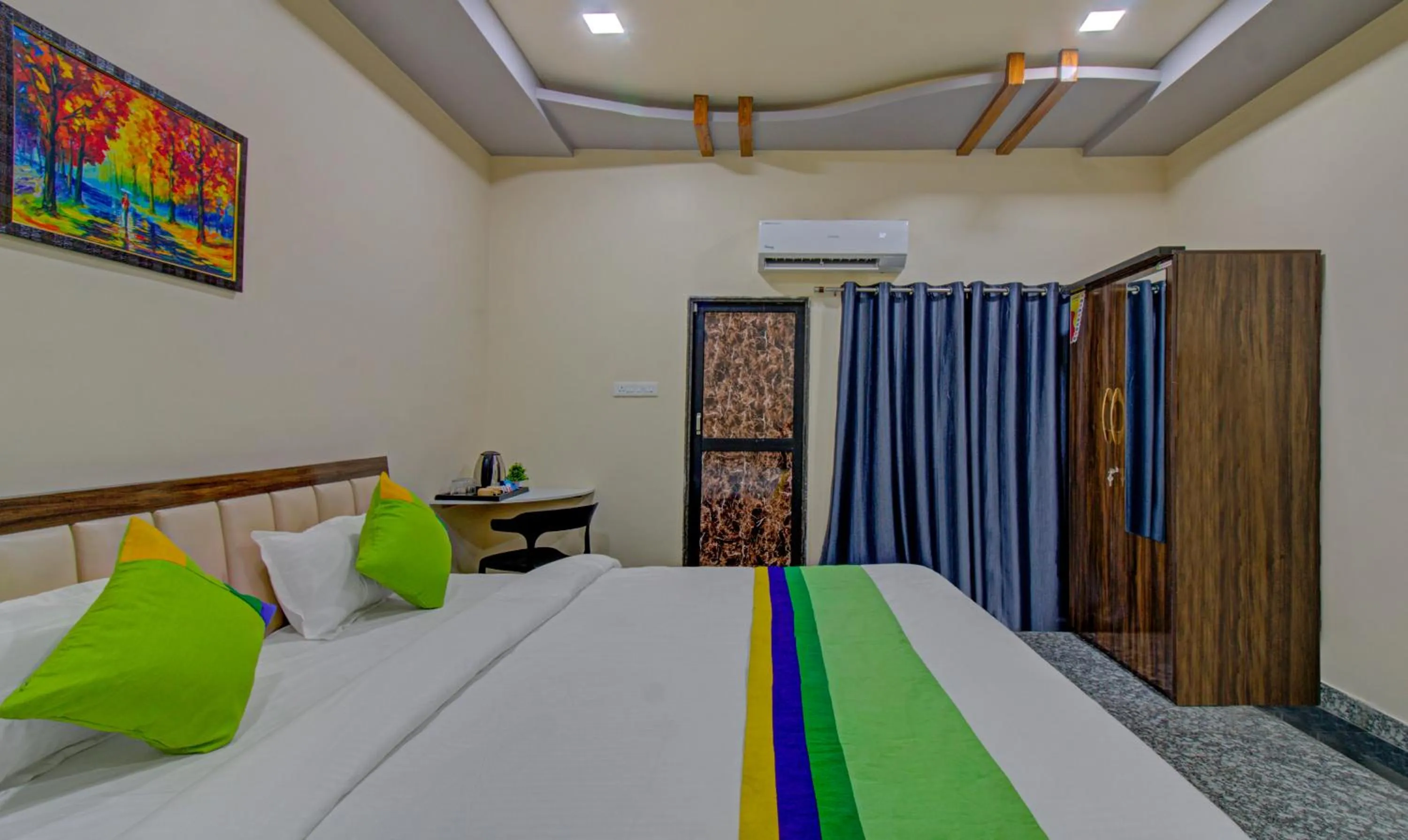 Bedroom, Bed in Treebo Royal, Chandrapur