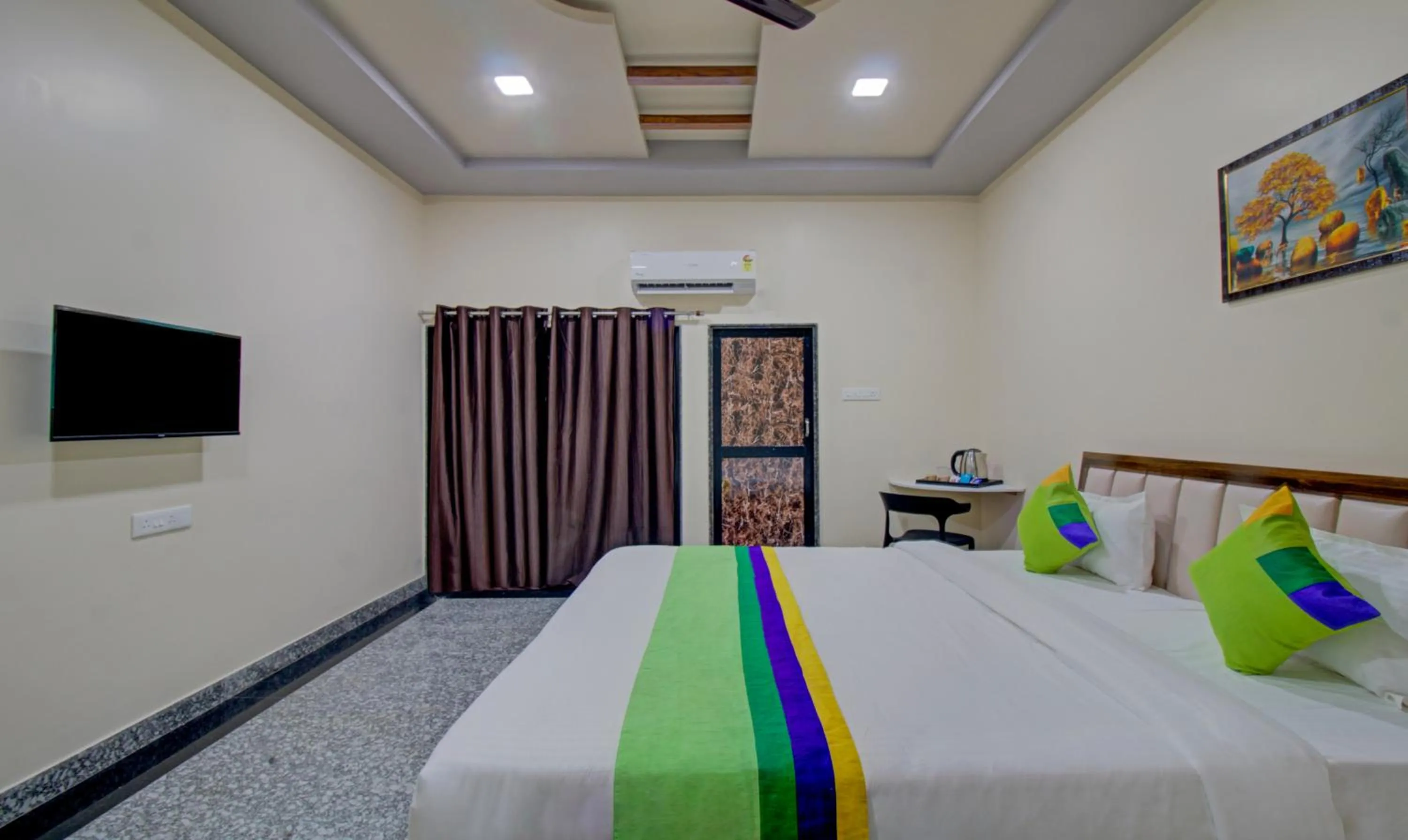 TV and multimedia, Bed in Treebo Royal, Chandrapur