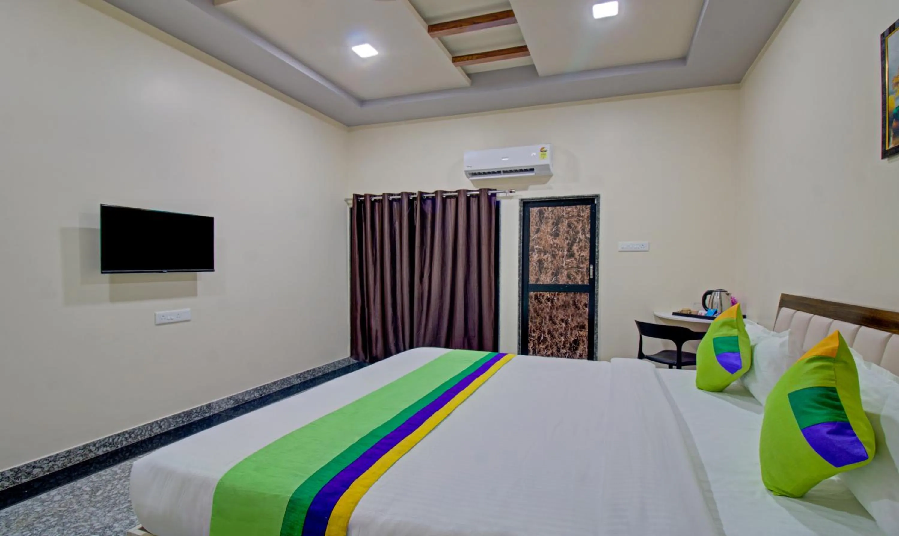 TV and multimedia, Bed in Treebo Royal, Chandrapur