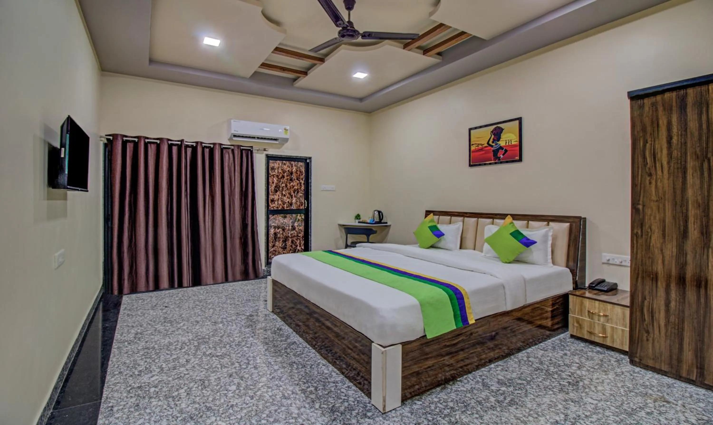 TV and multimedia, Bed in Treebo Royal, Chandrapur
