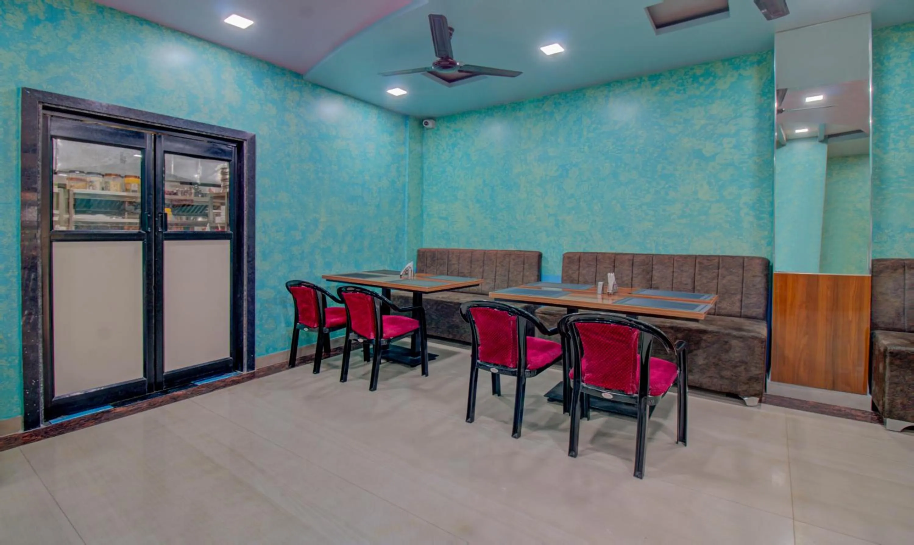 Restaurant/places to eat in Treebo Royal, Chandrapur