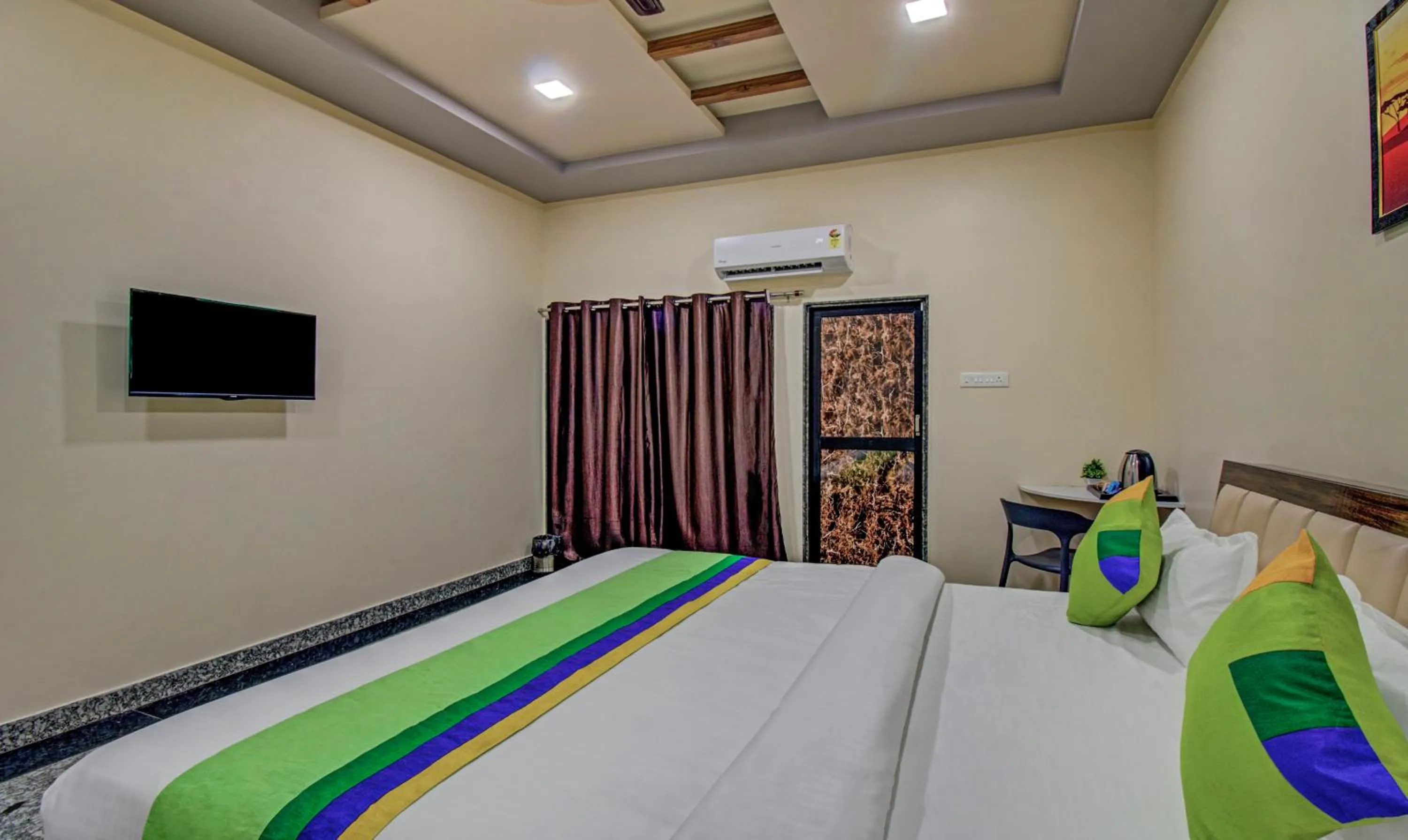 TV and multimedia, Bed in Treebo Royal, Chandrapur