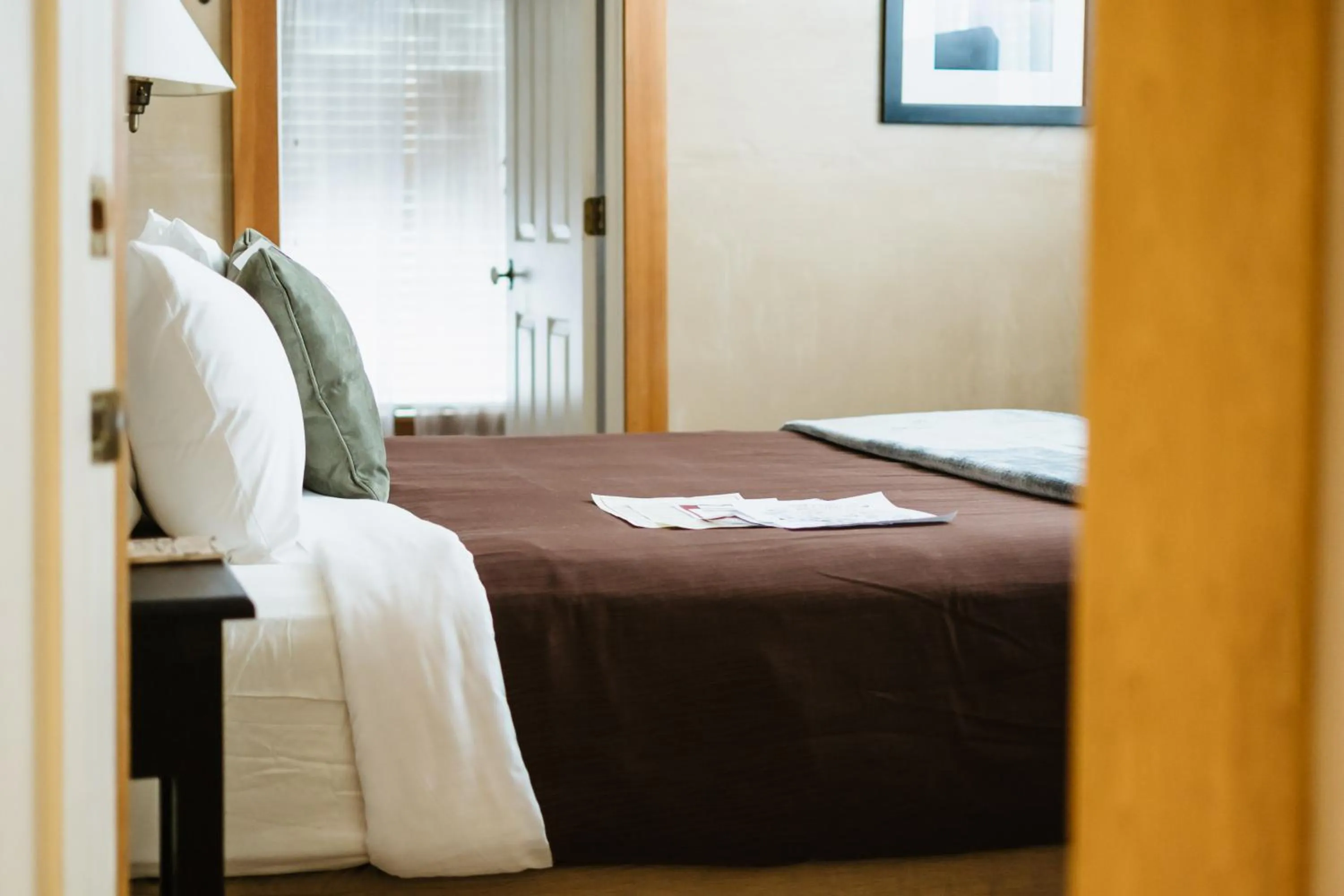 Bedroom, Bed in Volcano Union Inn and Pub