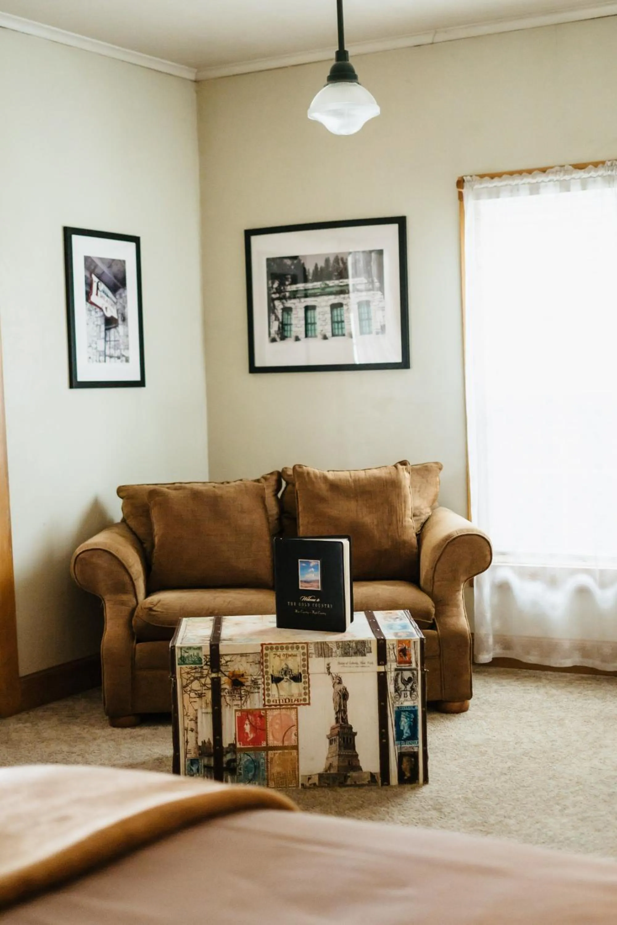 Bedroom in Volcano Union Inn and Pub
