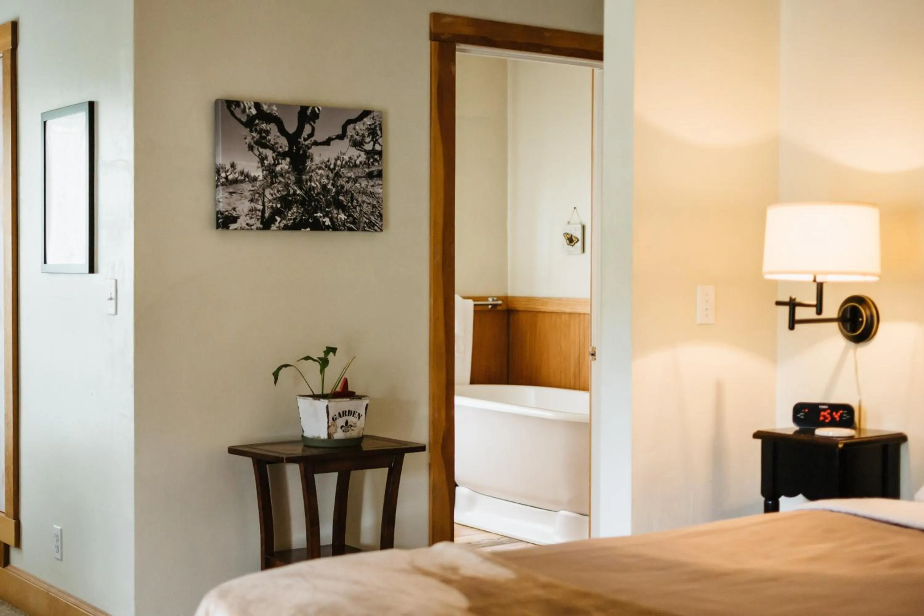 Bedroom, Bed in Volcano Union Inn and Pub