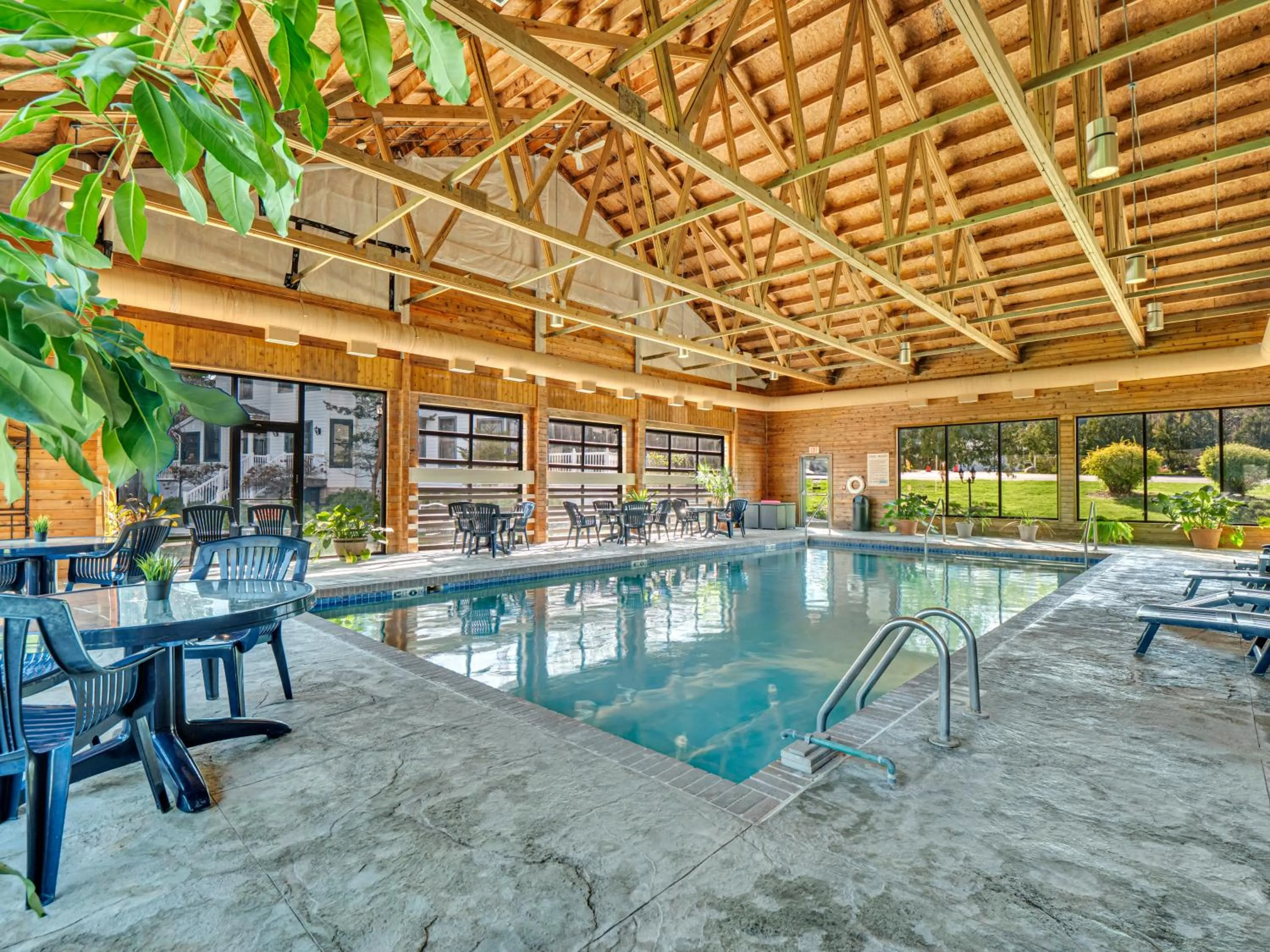 Swimming pool in Victorian Inn Elkhart Lake
