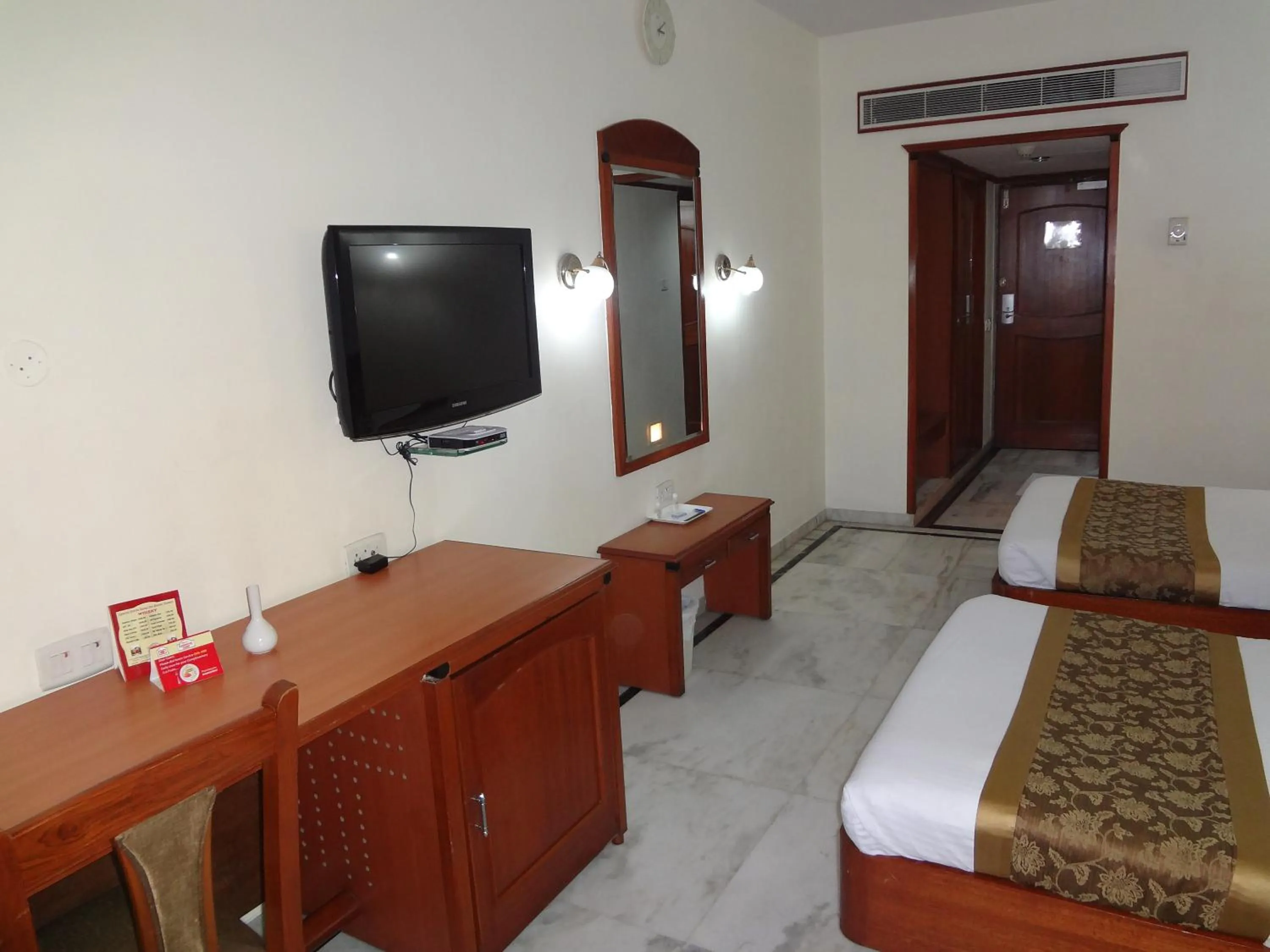 Photo of the whole room, Bed in Daspalla Executive Court