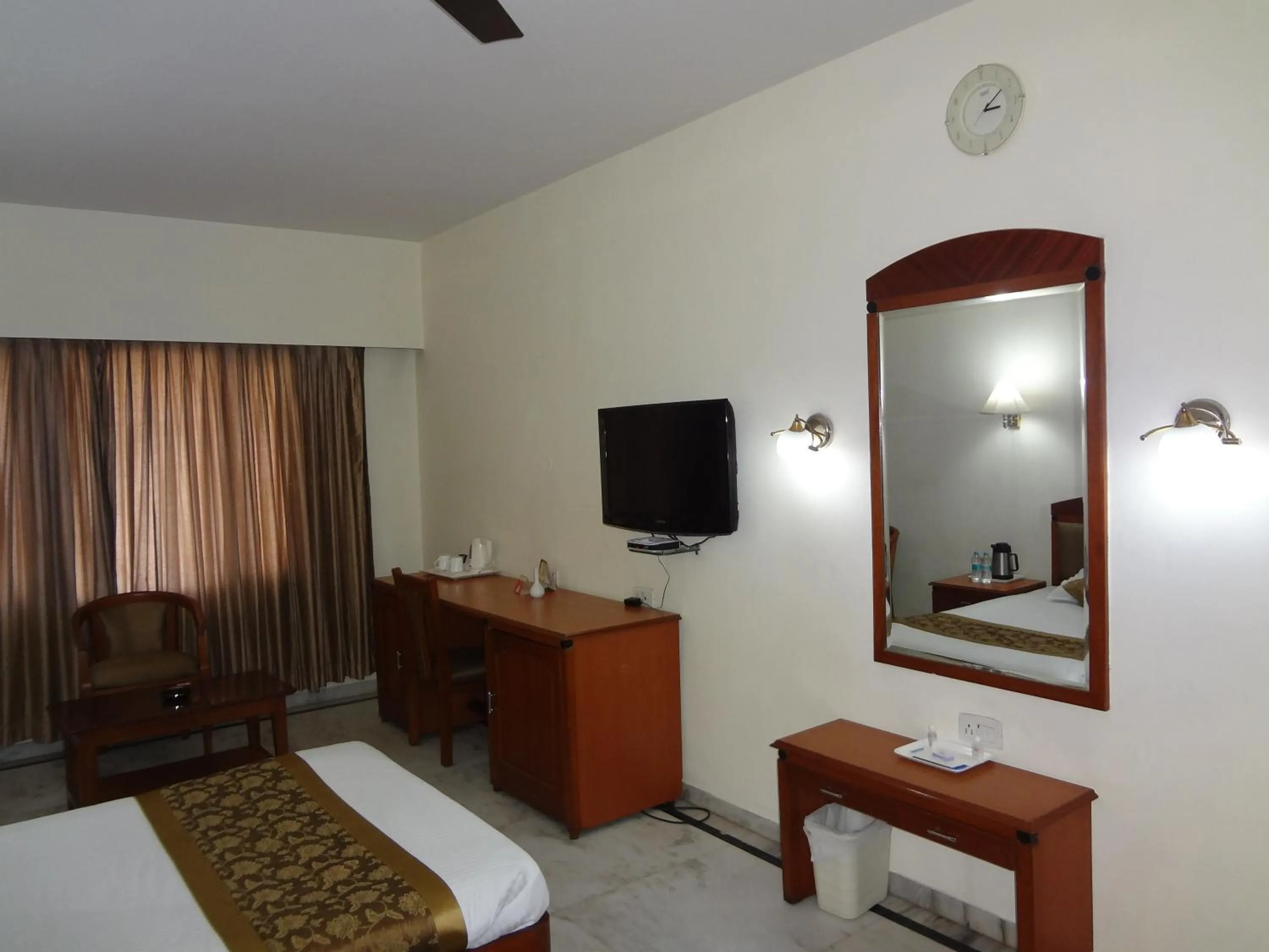 Photo of the whole room, Bed in Daspalla Executive Court