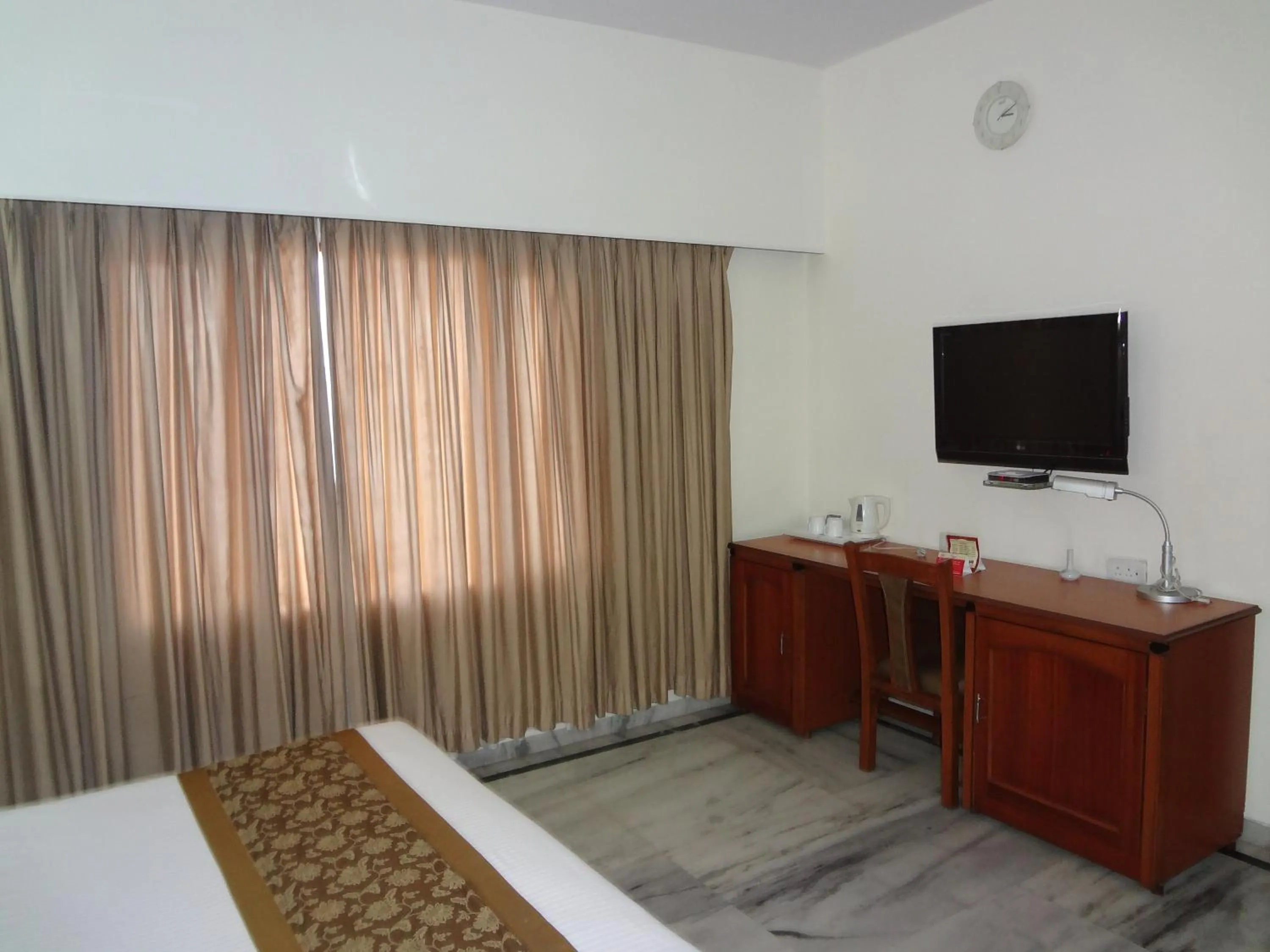 Photo of the whole room, Bed in Daspalla Executive Court