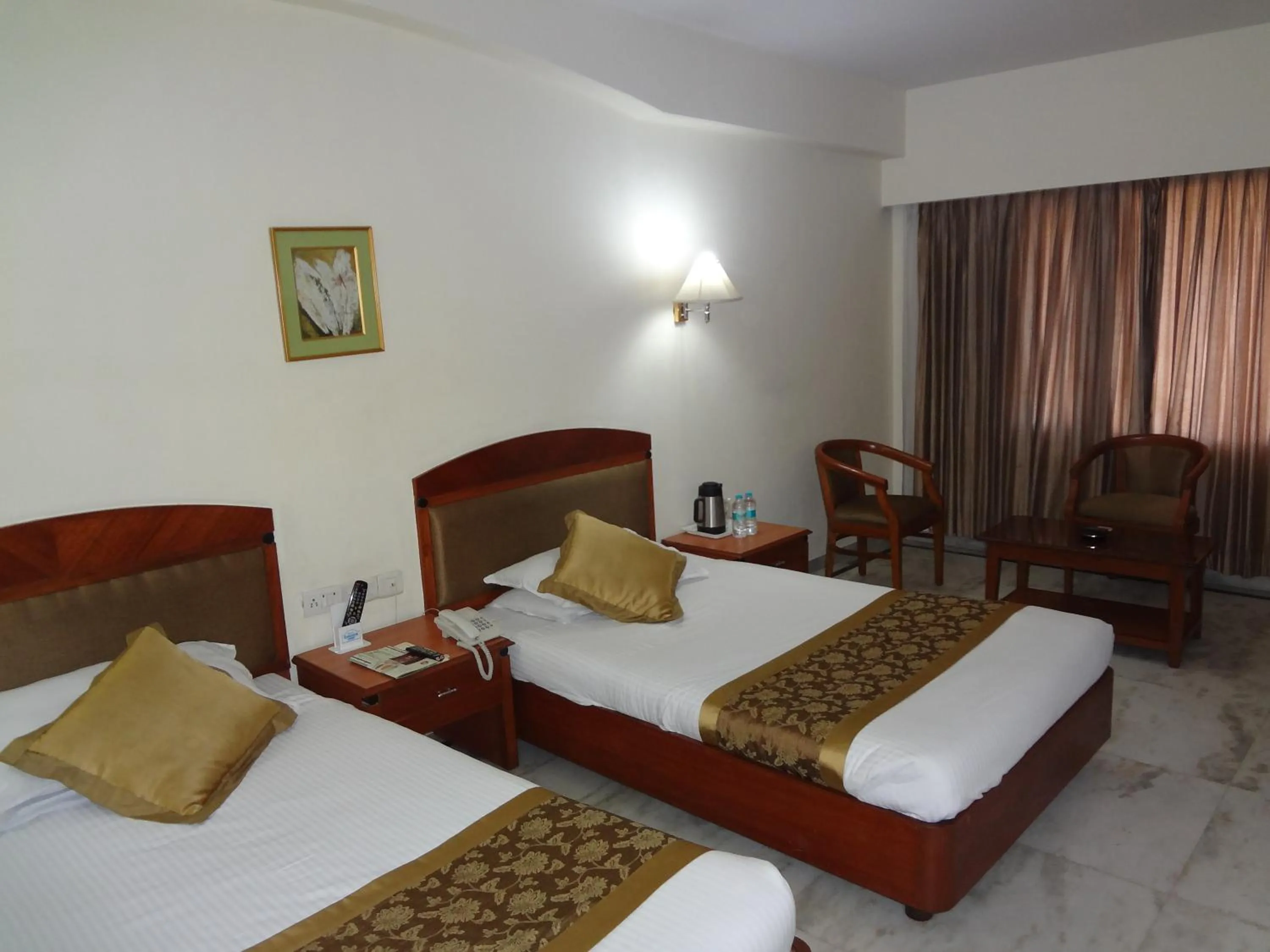 Photo of the whole room, Bed in Daspalla Executive Court