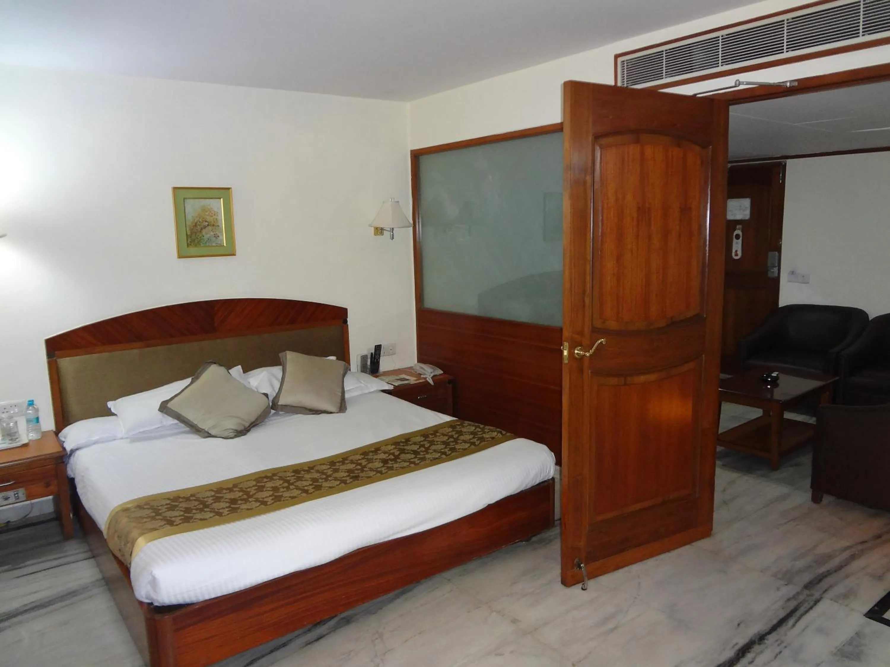 Photo of the whole room, Bed in Daspalla Executive Court