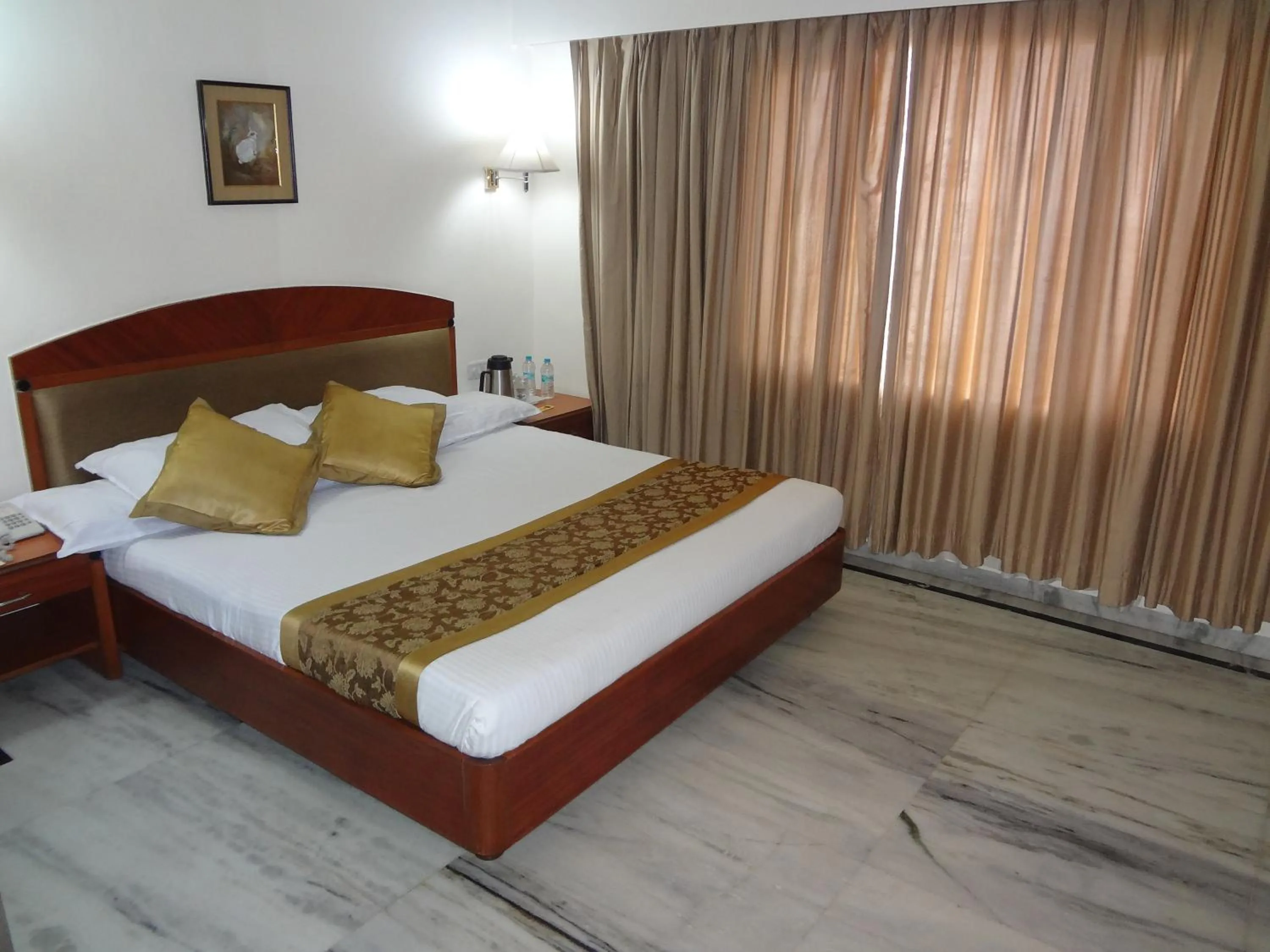 Photo of the whole room, Bed in Daspalla Executive Court