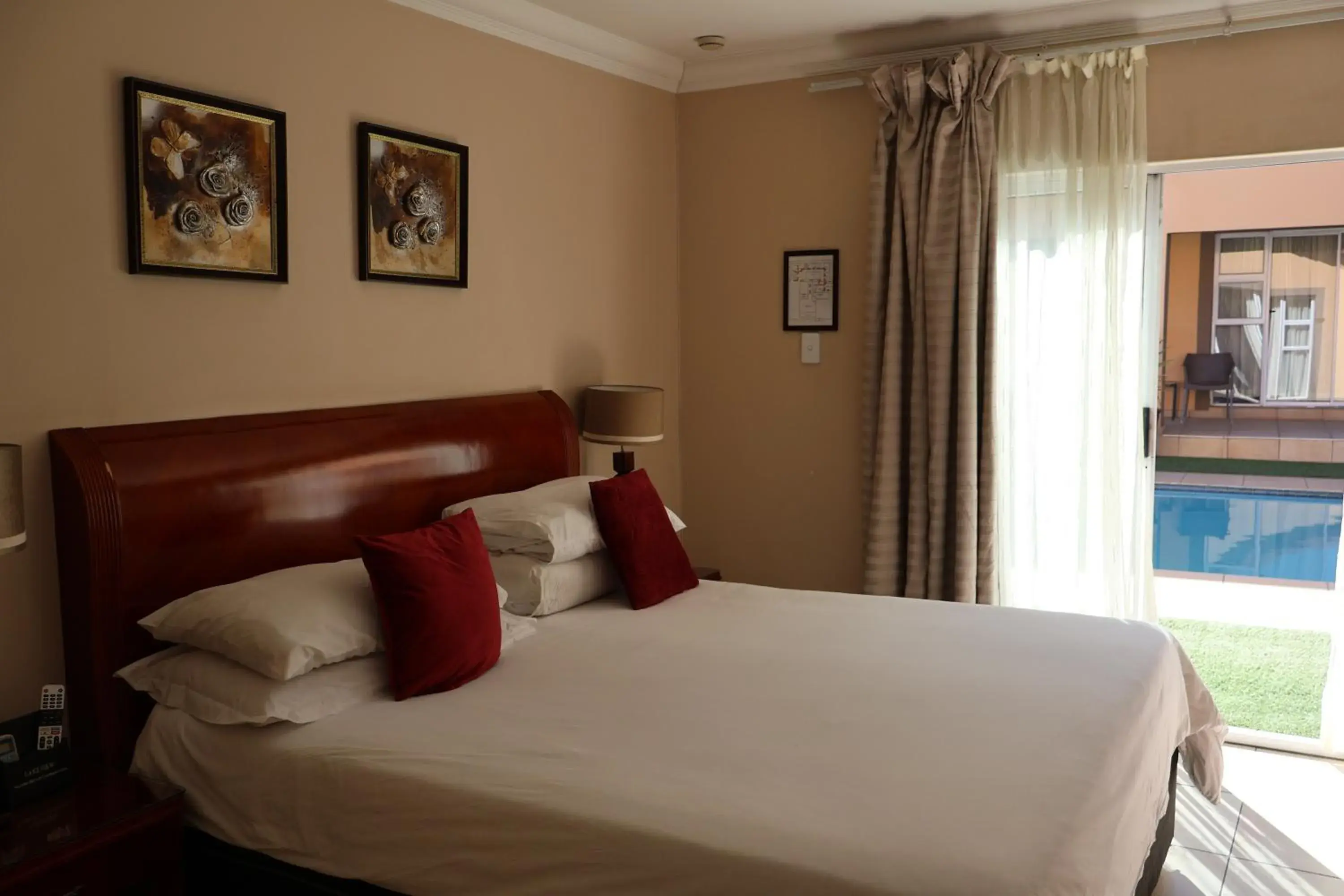 Luxury King Room - single occupancy in Lakeview Boutique Hotel & Conference Center Luxury King Room - single occupancy in Lakeview Boutique Hotel & Conference Center