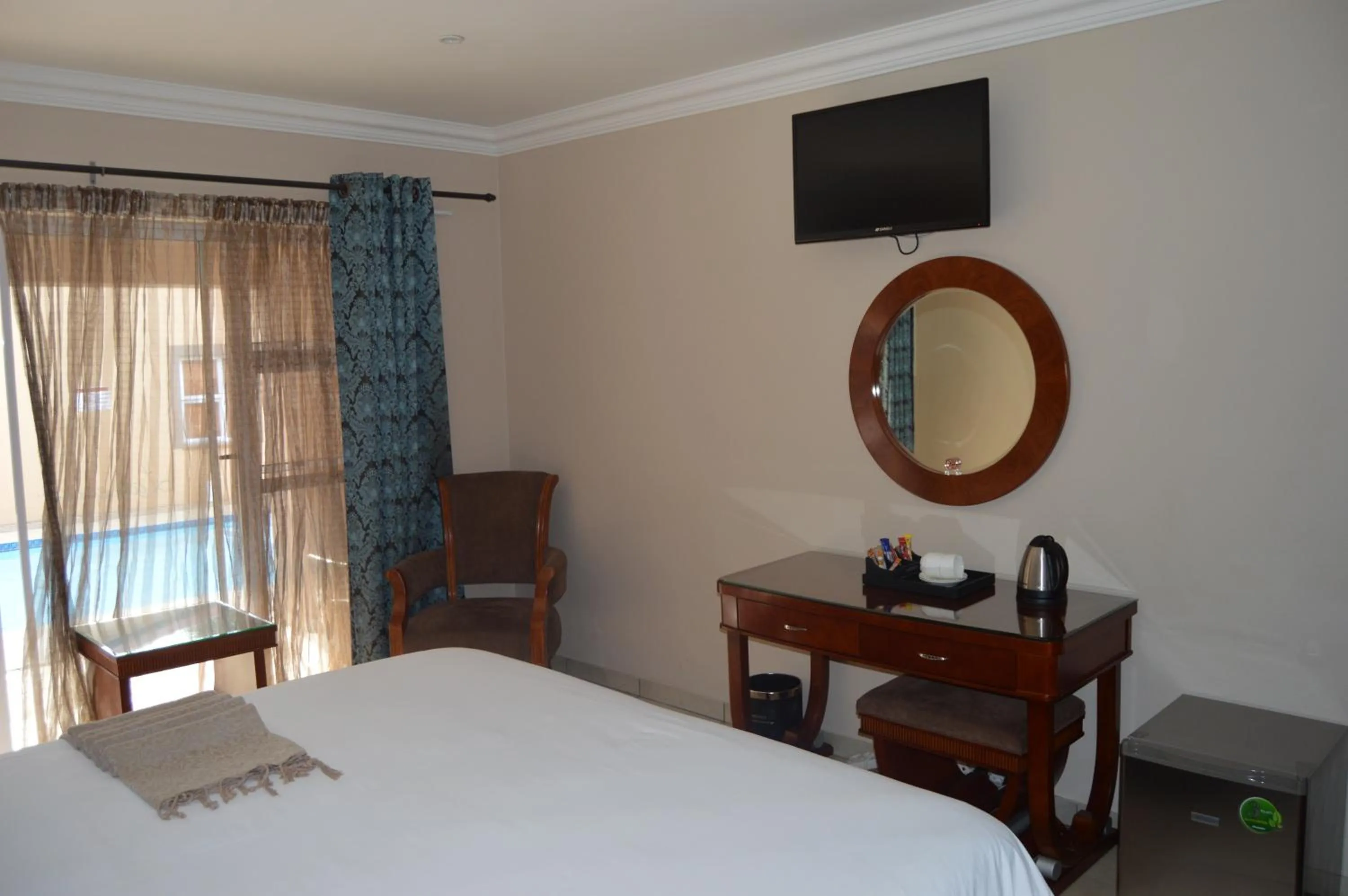 Decorative detail, Bed in Lakeview Boutique Hotel & Conference Center