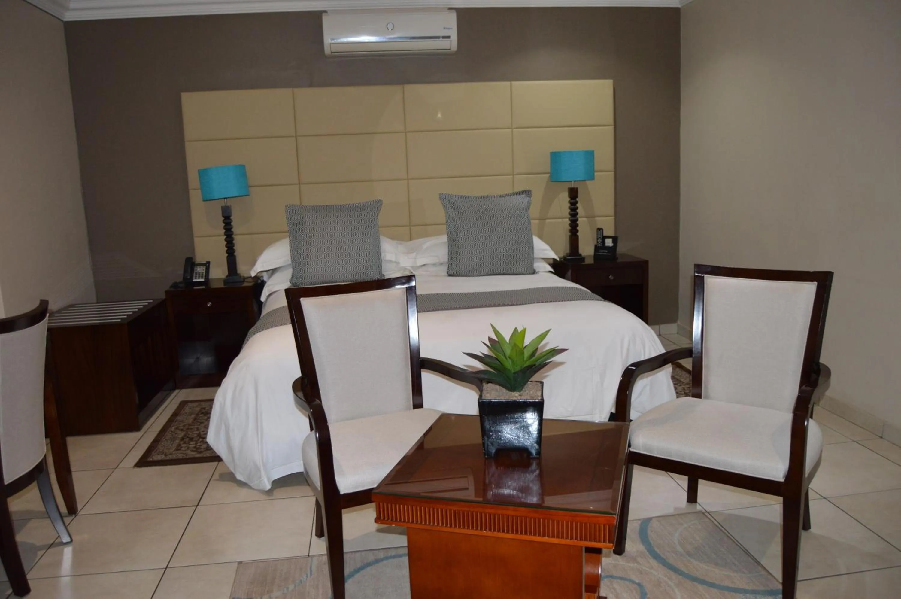 Property building in Lakeview Boutique Hotel & Conference Center