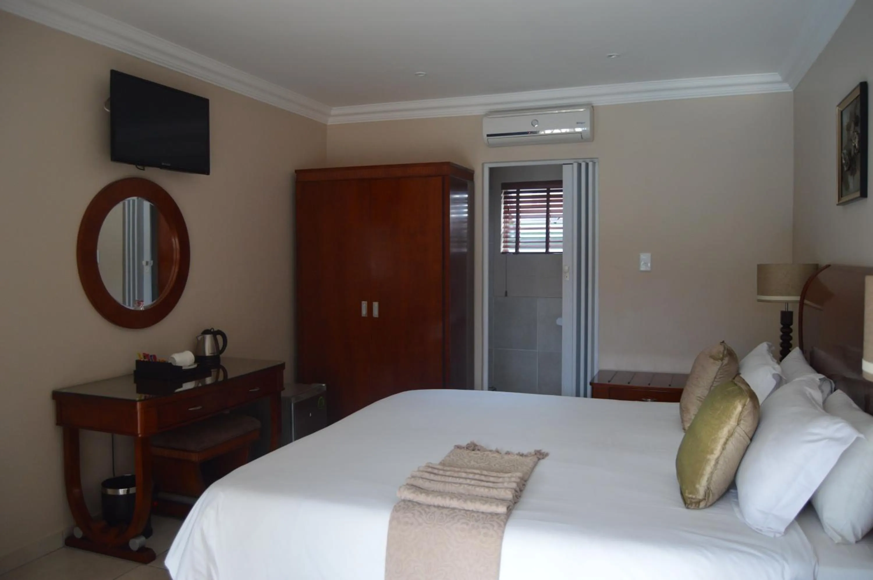 Photo of the whole room, Bed in Lakeview Boutique Hotel & Conference Center