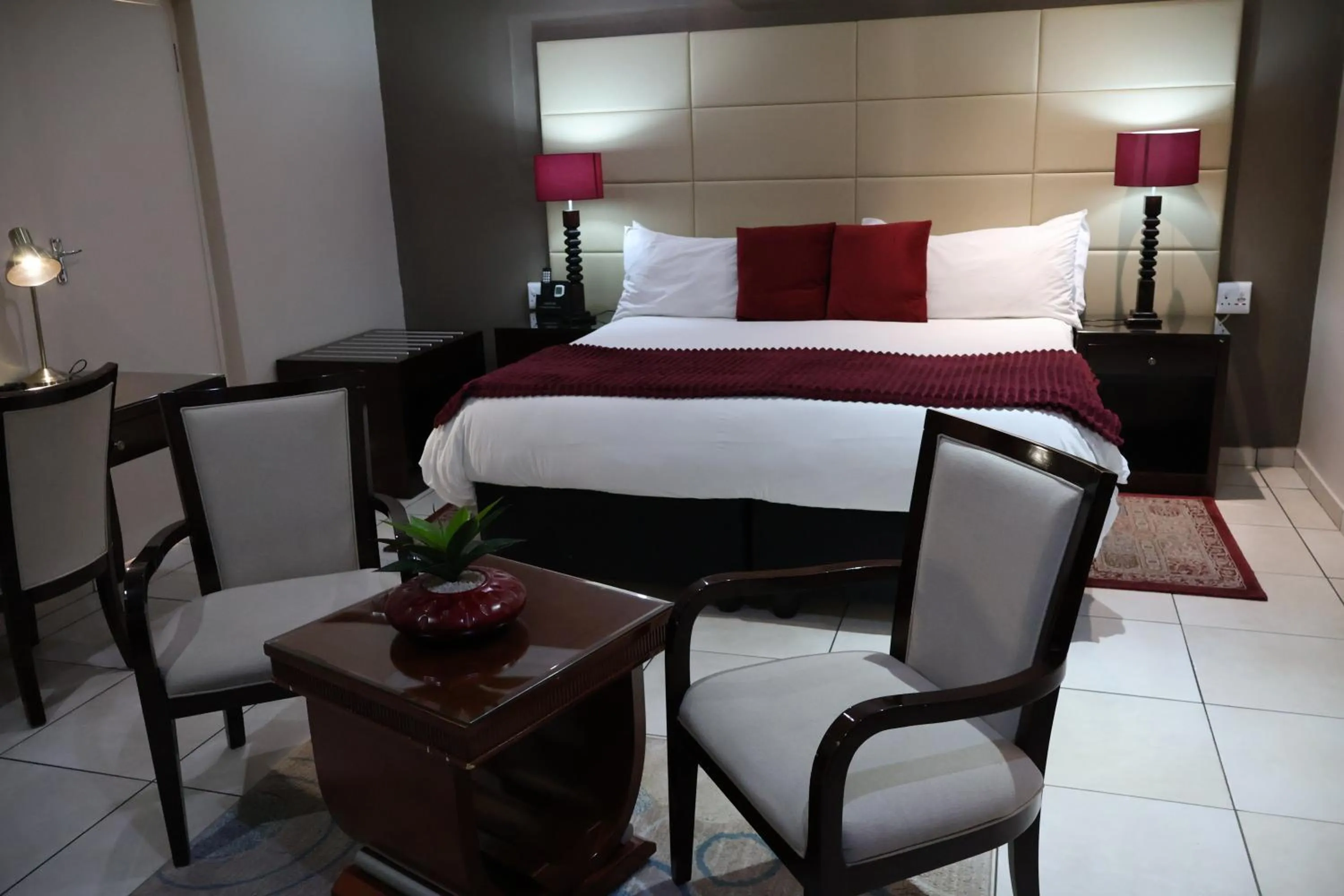 Bedroom, Bed in Lakeview Boutique Hotel & Conference Center