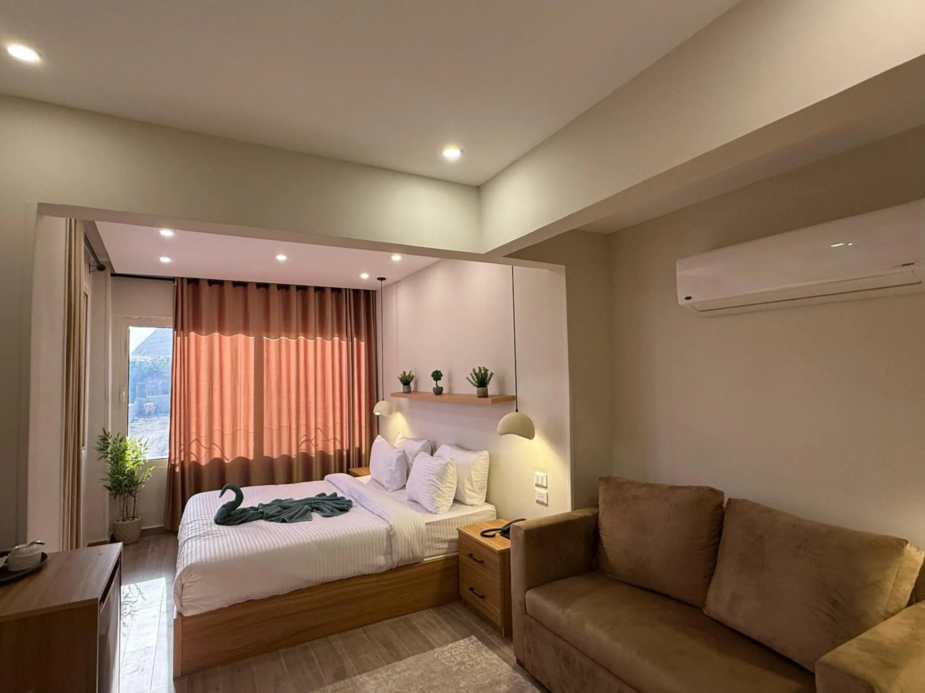 TV and multimedia, Bed in The Gate Hotel Front Pyramids & Sphinx View