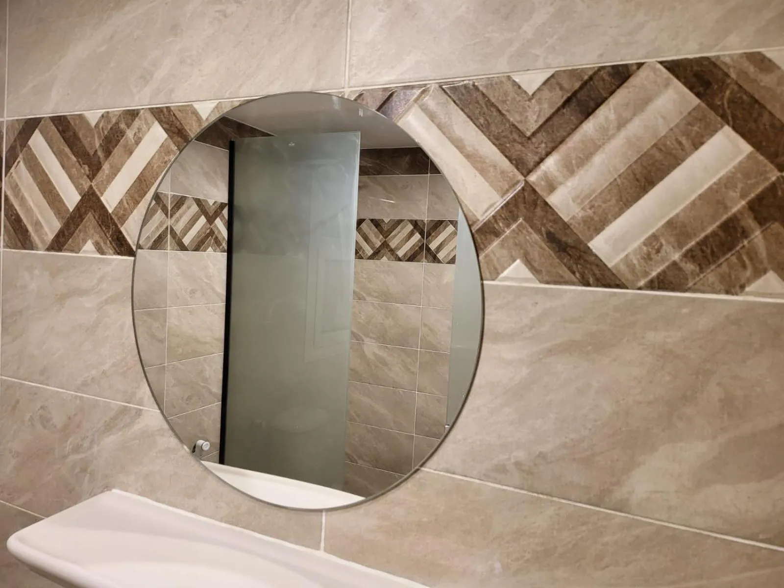 Shower in The Gate Hotel Front Pyramids & Sphinx View