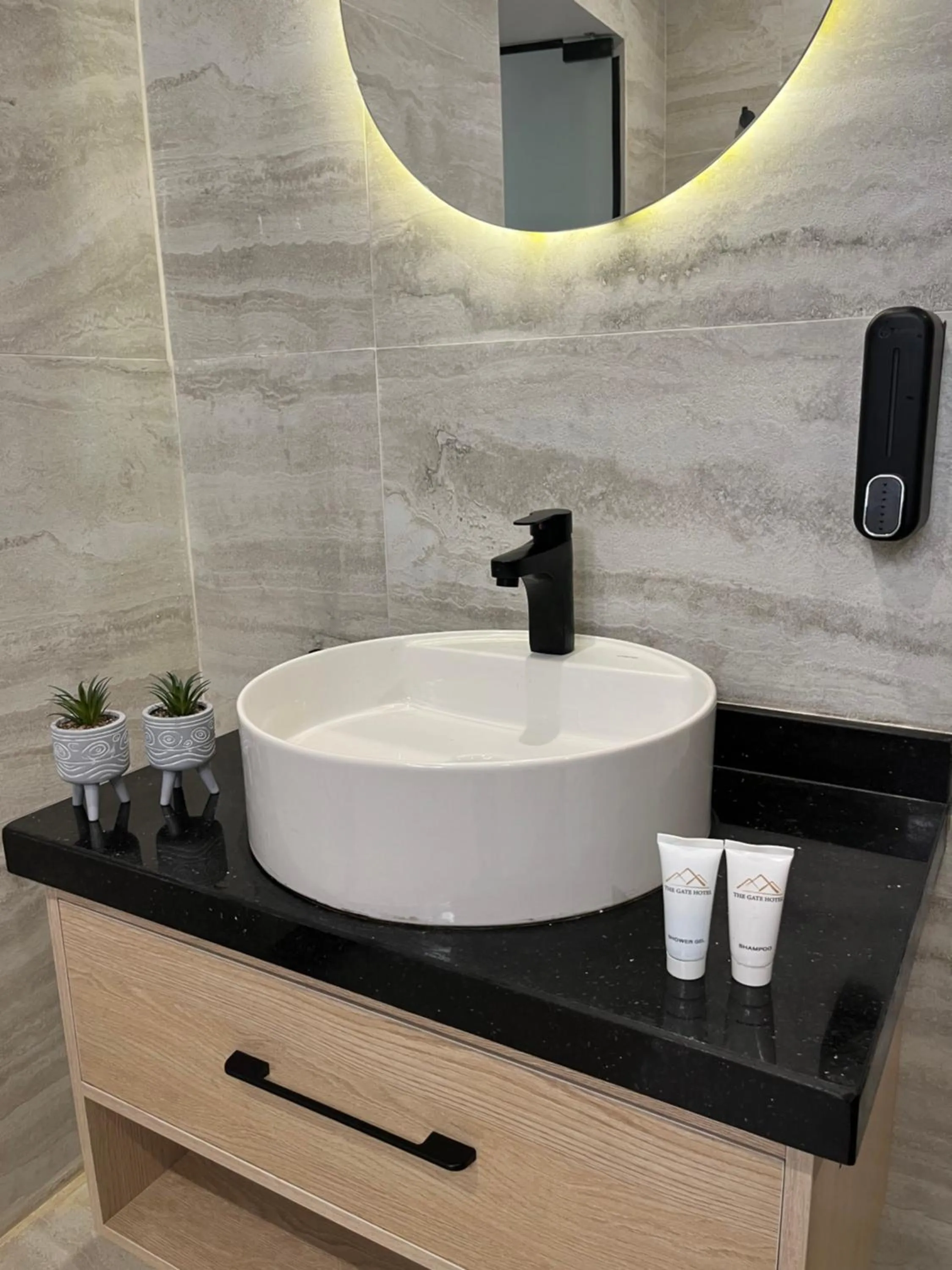 Bathroom in The Gate Hotel Front Pyramids & Sphinx View