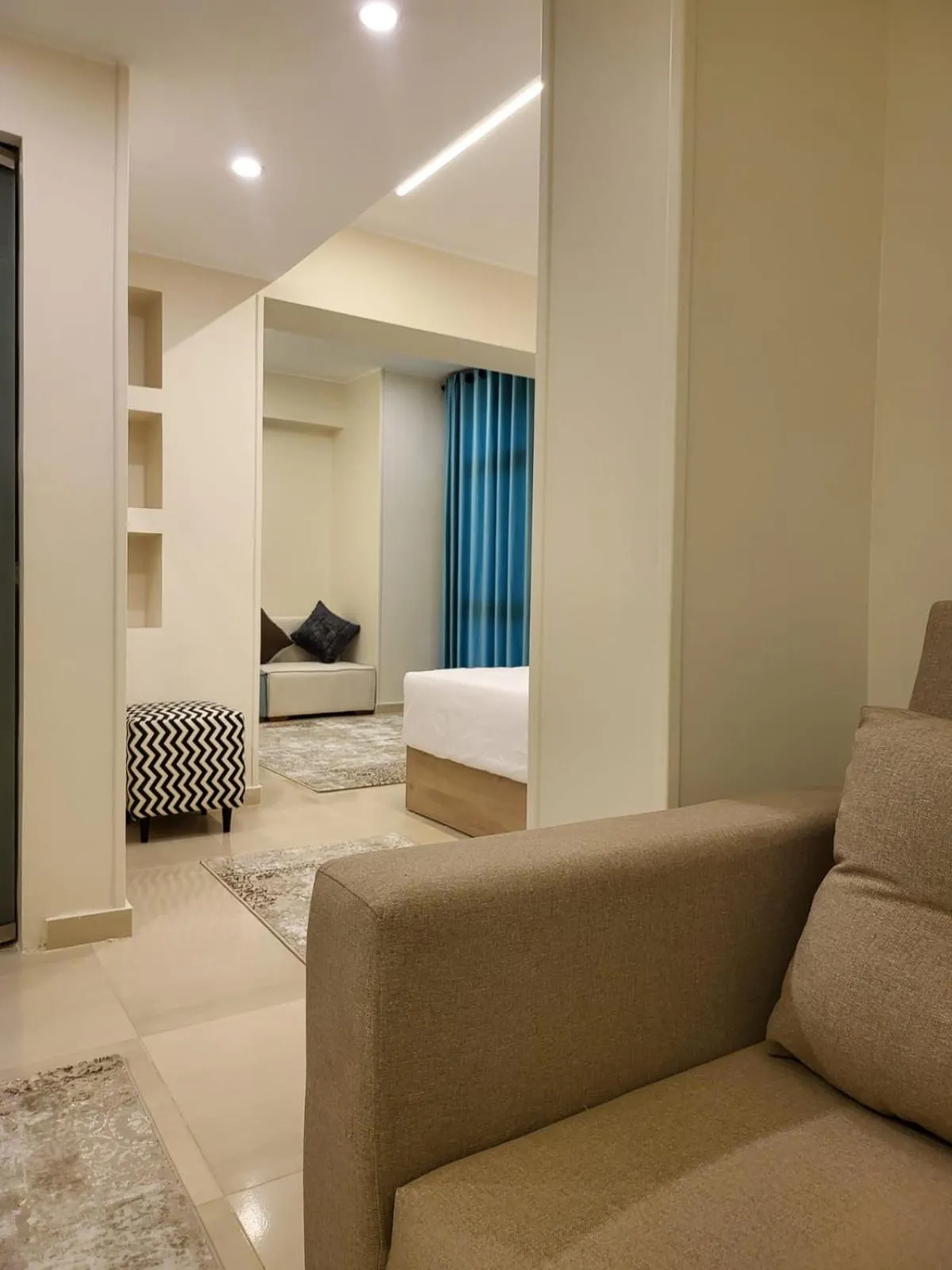 Bed in The Gate Hotel Front Pyramids & Sphinx View