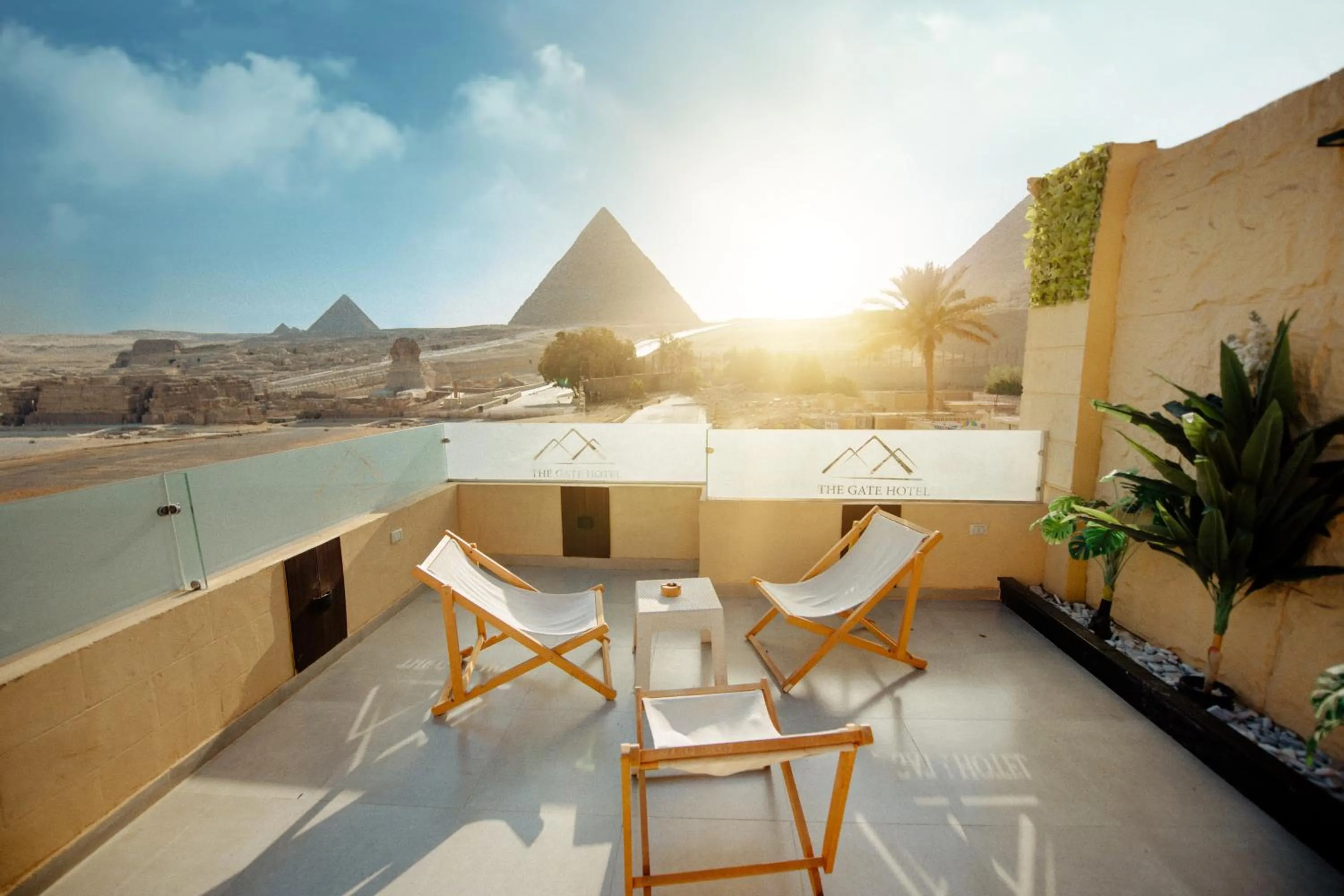 Patio in The Gate Hotel Front Pyramids & Sphinx View