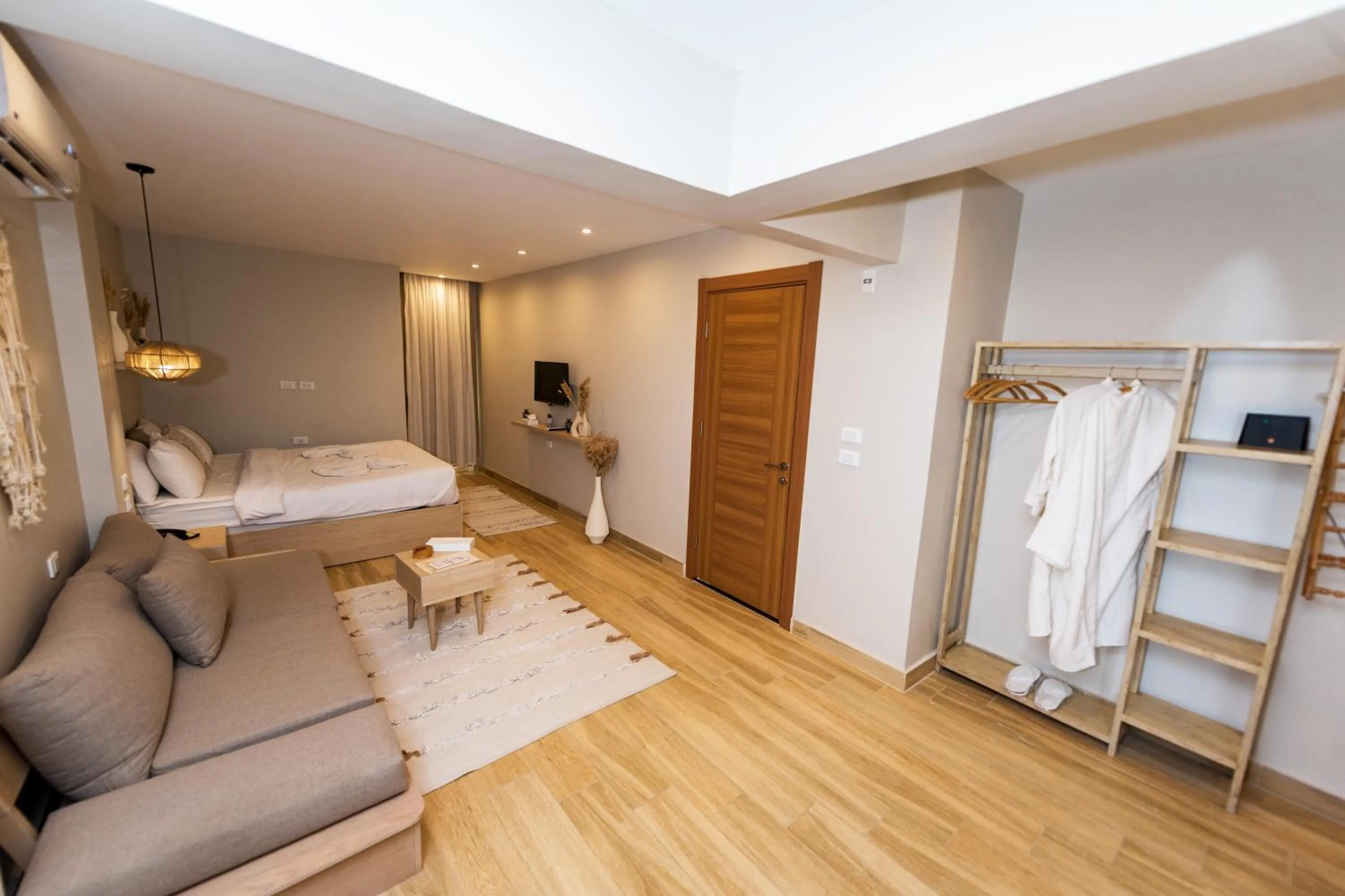 Photo of the whole room, Bed in The Gate Hotel Front Pyramids & Sphinx View