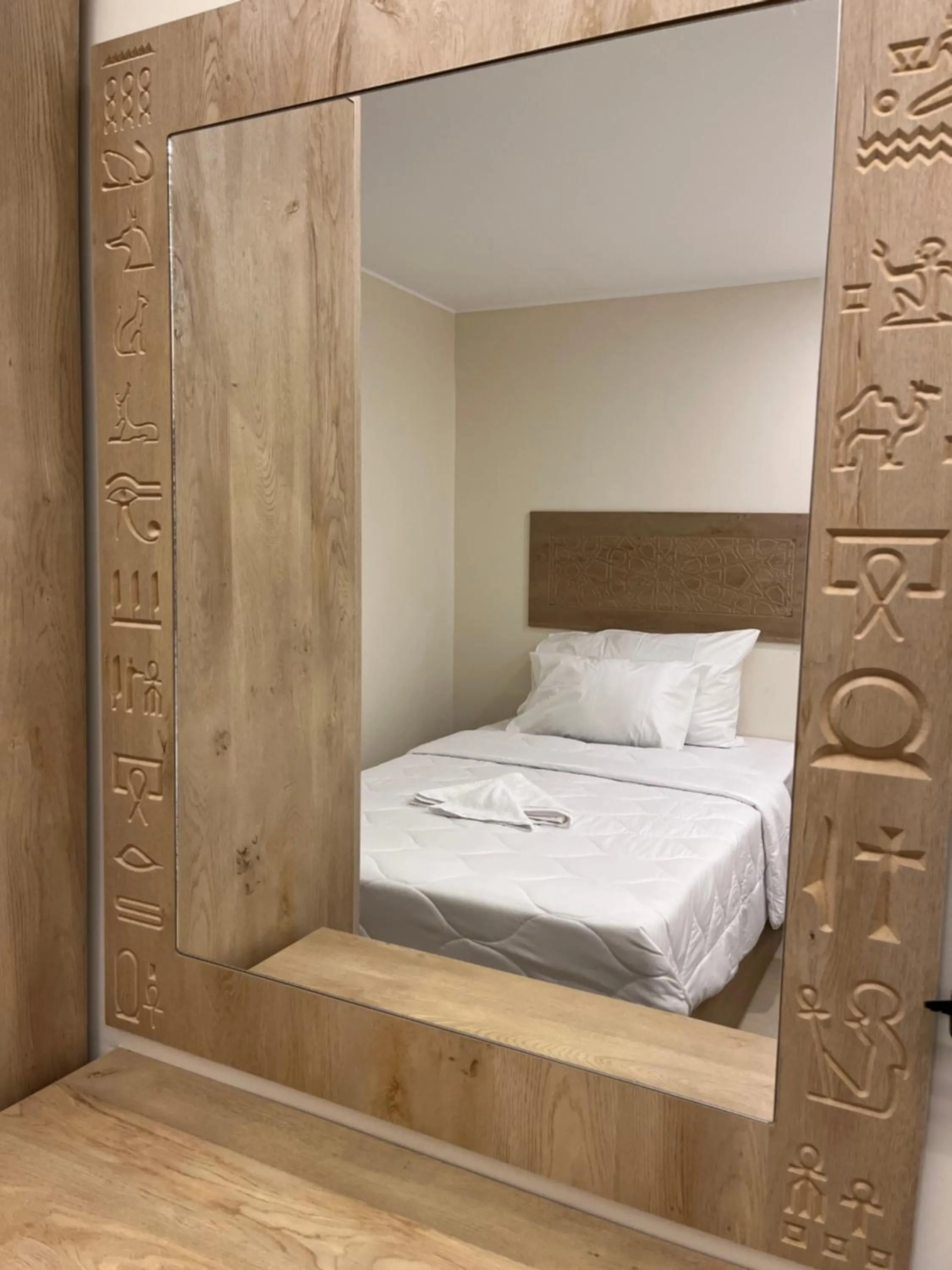 Bed in The Gate Hotel Front Pyramids & Sphinx View