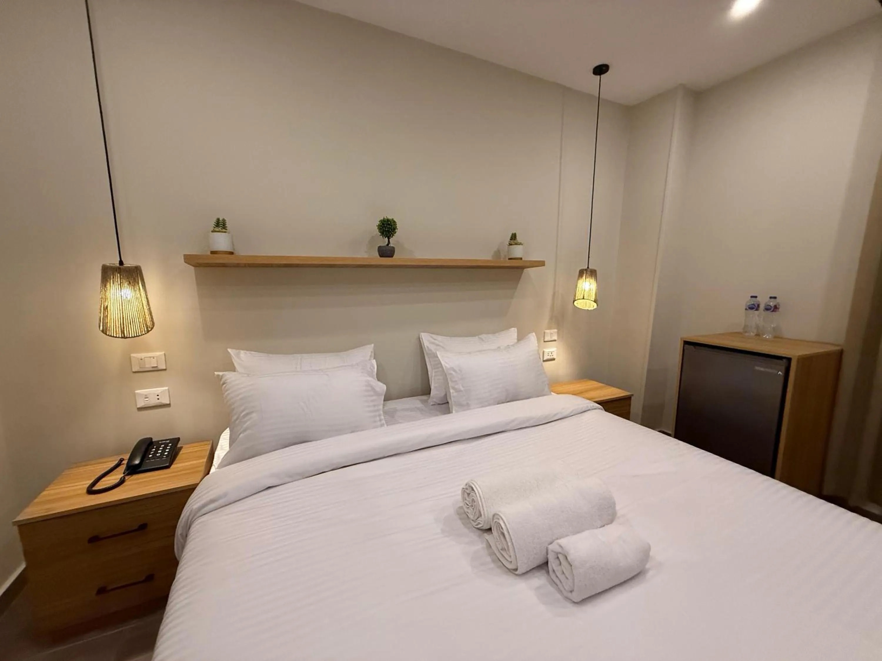 Bed in The Gate Hotel Front Pyramids & Sphinx View