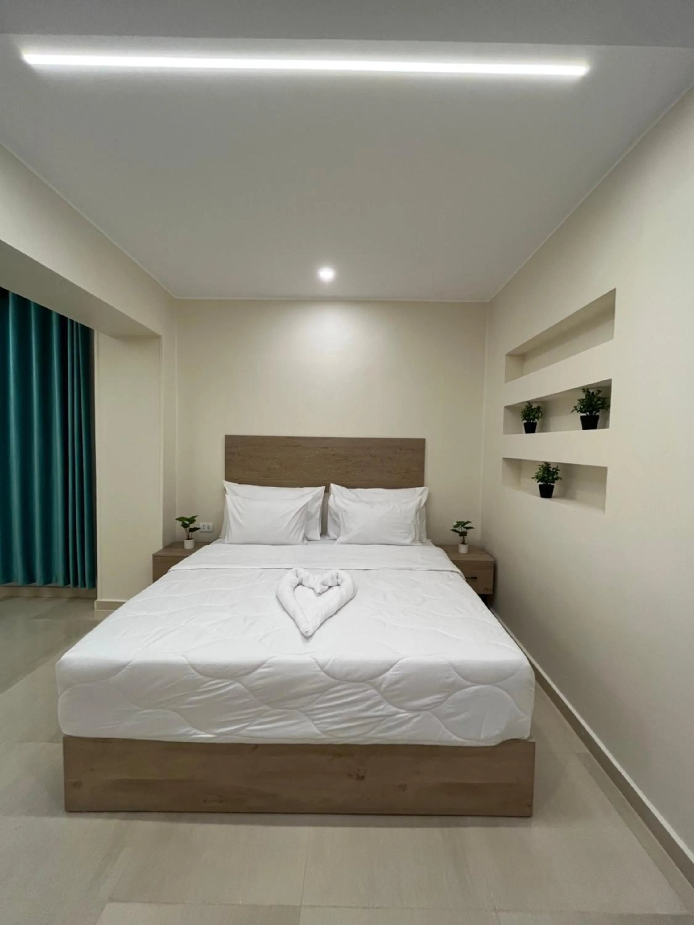 Bedroom, Bed in The Gate Hotel Front Pyramids & Sphinx View