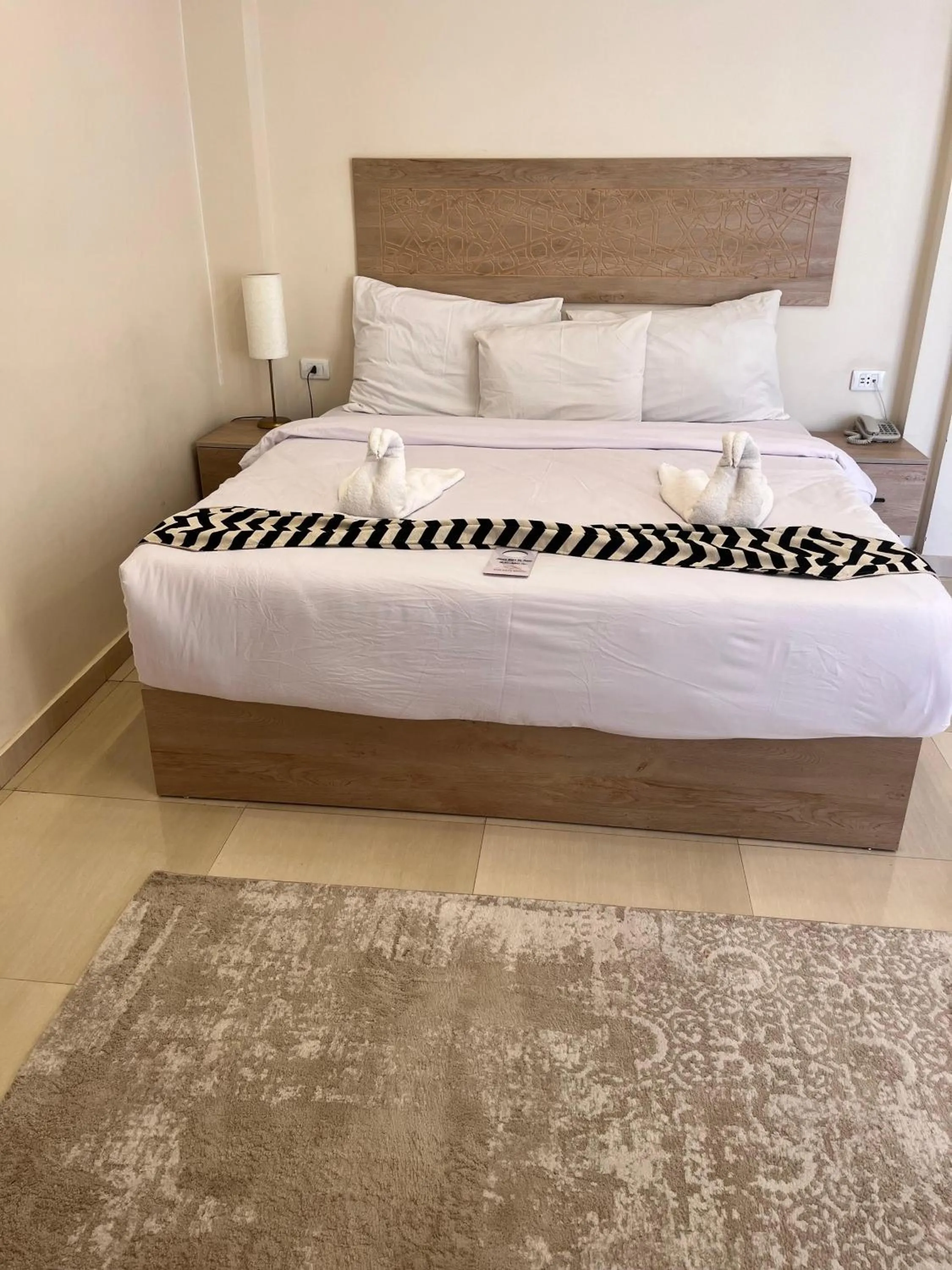 Bed in The Gate Hotel Front Pyramids & Sphinx View